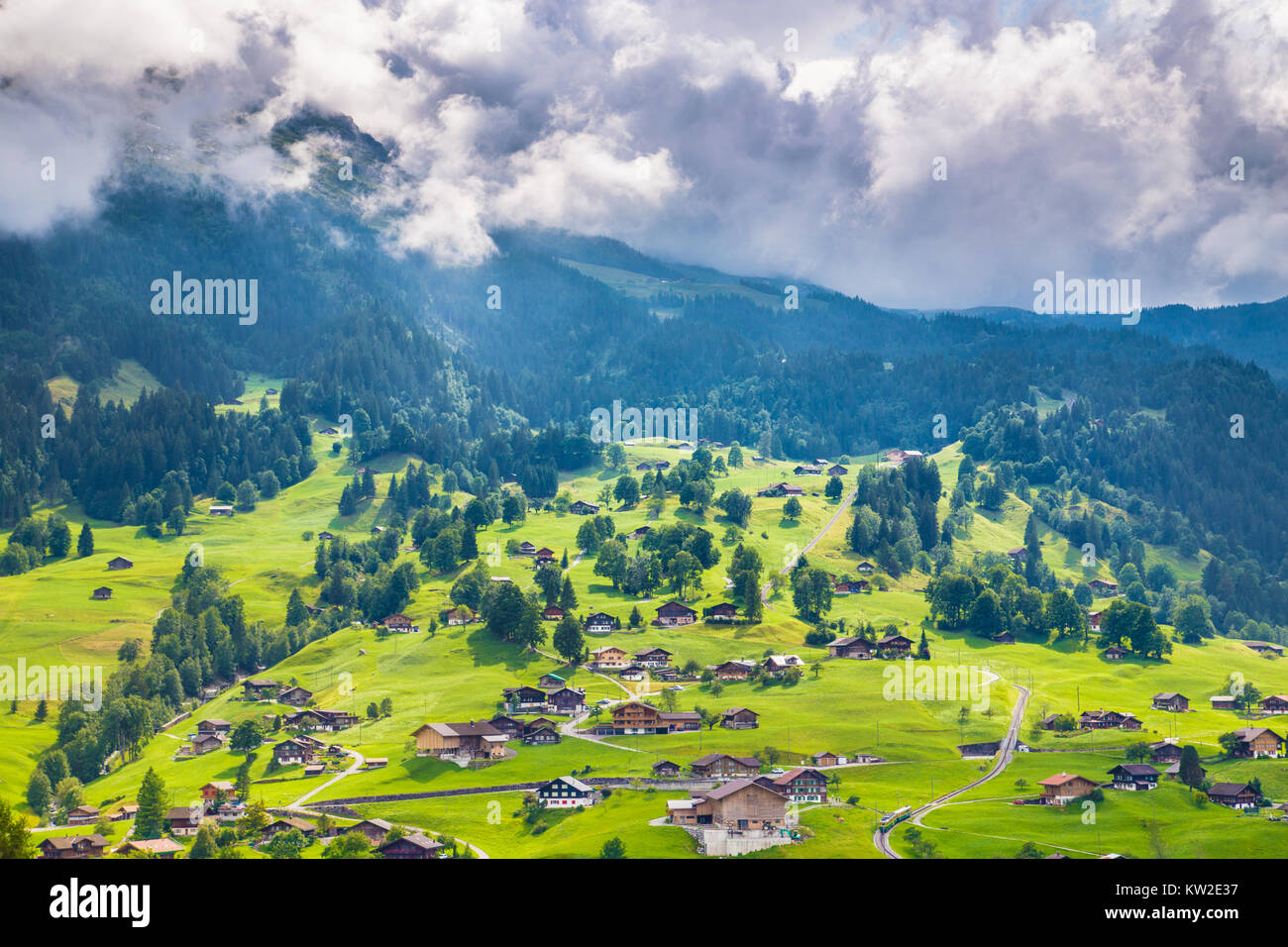 Belle vue sur le paysage de montagne idyllique dans les Alpes avec de vieux chalets dans les verts pâturages, Grindelwald, Alpes Bernoises, Suisse Banque D'Images