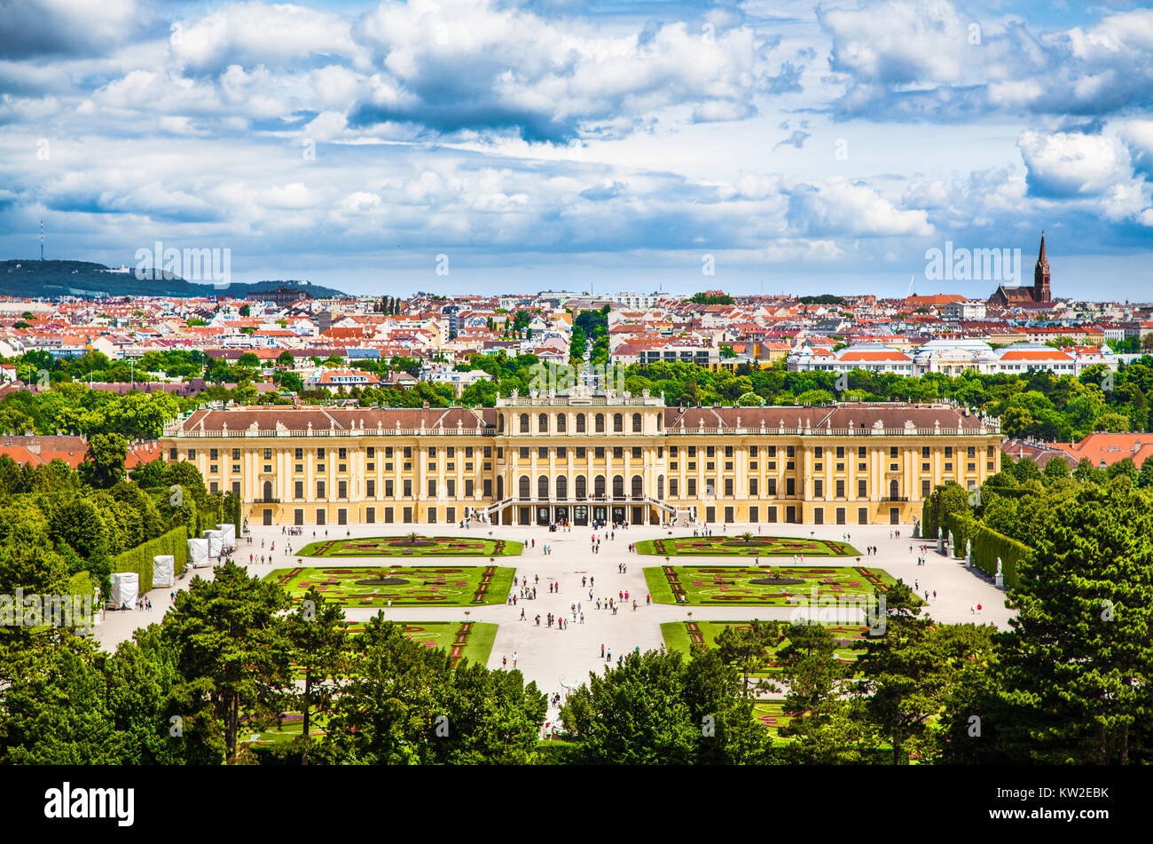 Belle vue du célèbre Palais Schönbrunn avec grand jardin Parterre à Vienne, Autriche Banque D'Images