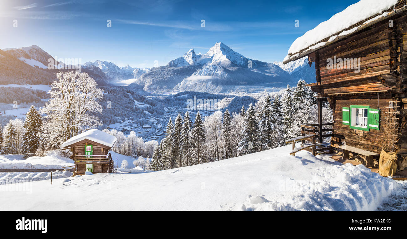 Vue panoramique de beaux paysages de montagne paysage hivernal dans les Alpes avec chalets de montagne traditionnels par une froide journée ensoleillée avec ciel bleu Banque D'Images