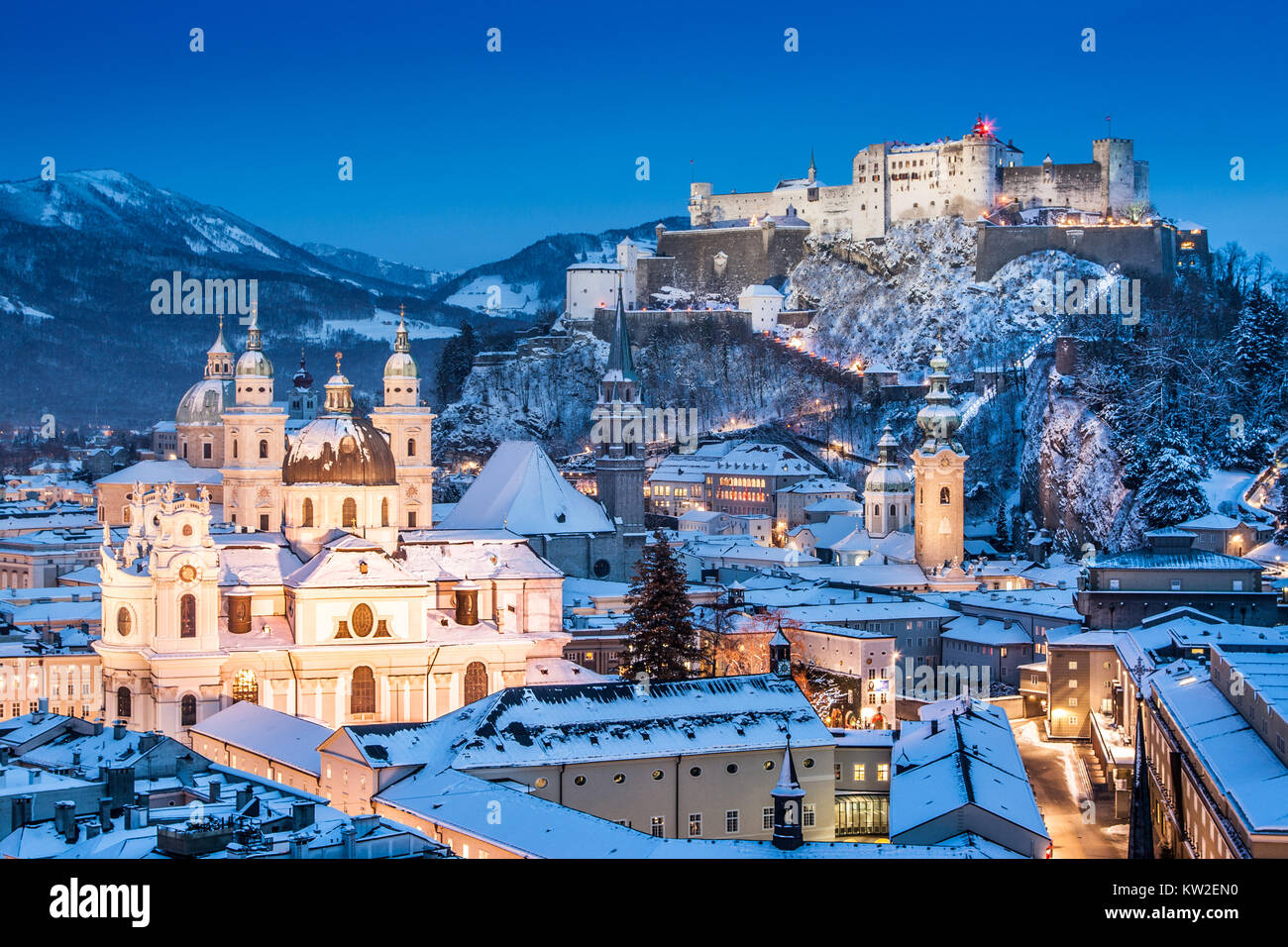 Belle vue sur la ville historique de Salzbourg avec Festung Hohensalzburg en hiver, Salzburger Land, Autriche Banque D'Images