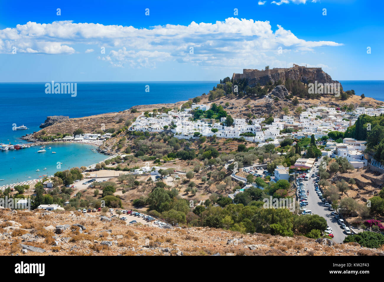 Vue sur le village, la baie et l'Acropole de Lindos (Rhodes, Grèce) Banque D'Images