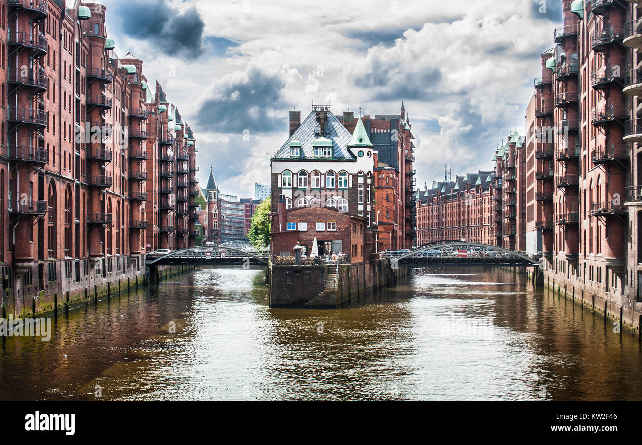 Belle vue du célèbre quartier des entrepôts de Speicherstadt avec de sombres nuages avant l'orage à Hambourg, Allemagne Banque D'Images