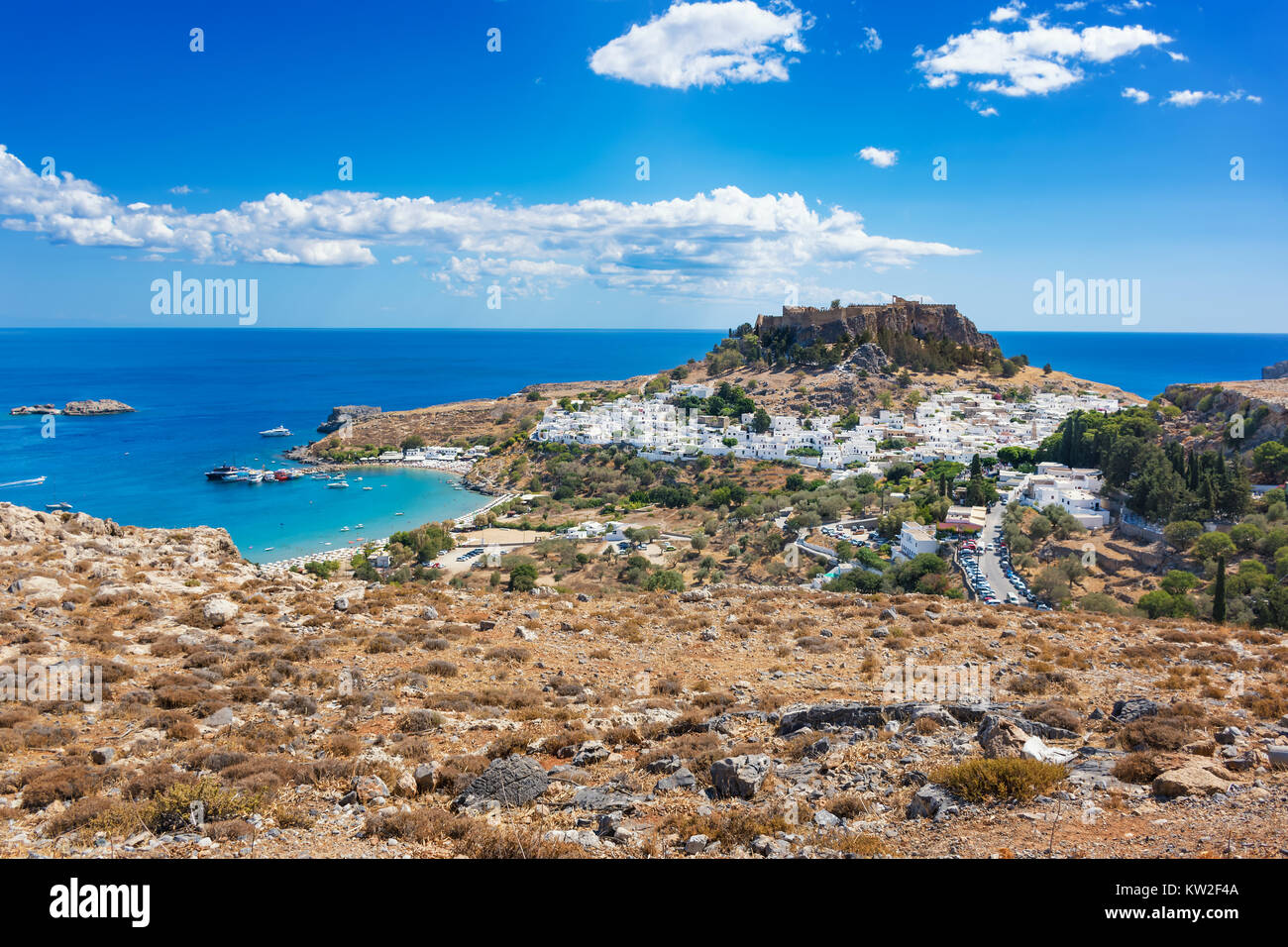Vue sur le village, la baie et l'Acropole de Lindos (Rhodes, Grèce) Banque D'Images