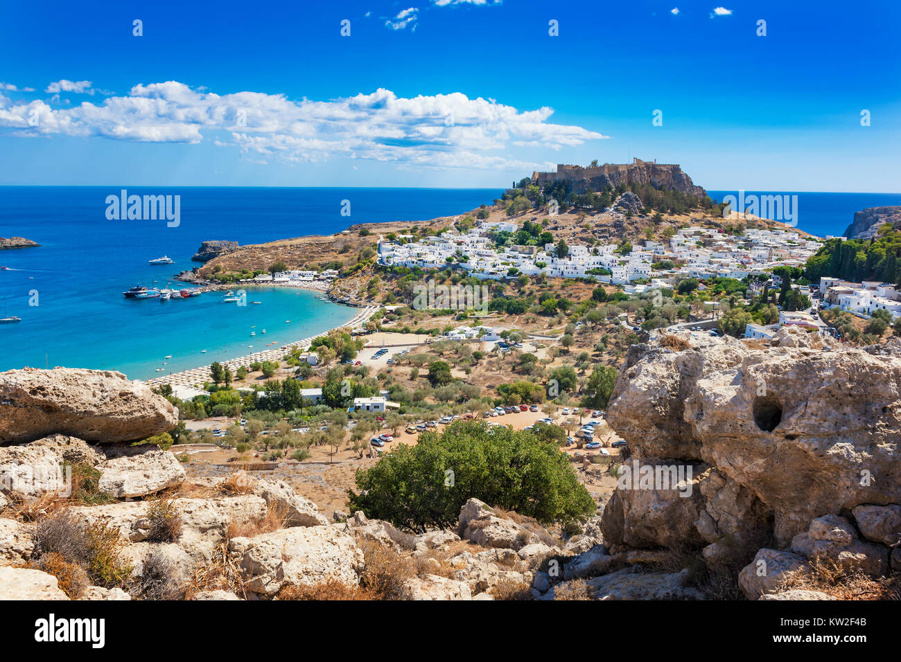 Vue sur le village, la baie et l'Acropole de Lindos (Rhodes, Grèce) Banque D'Images