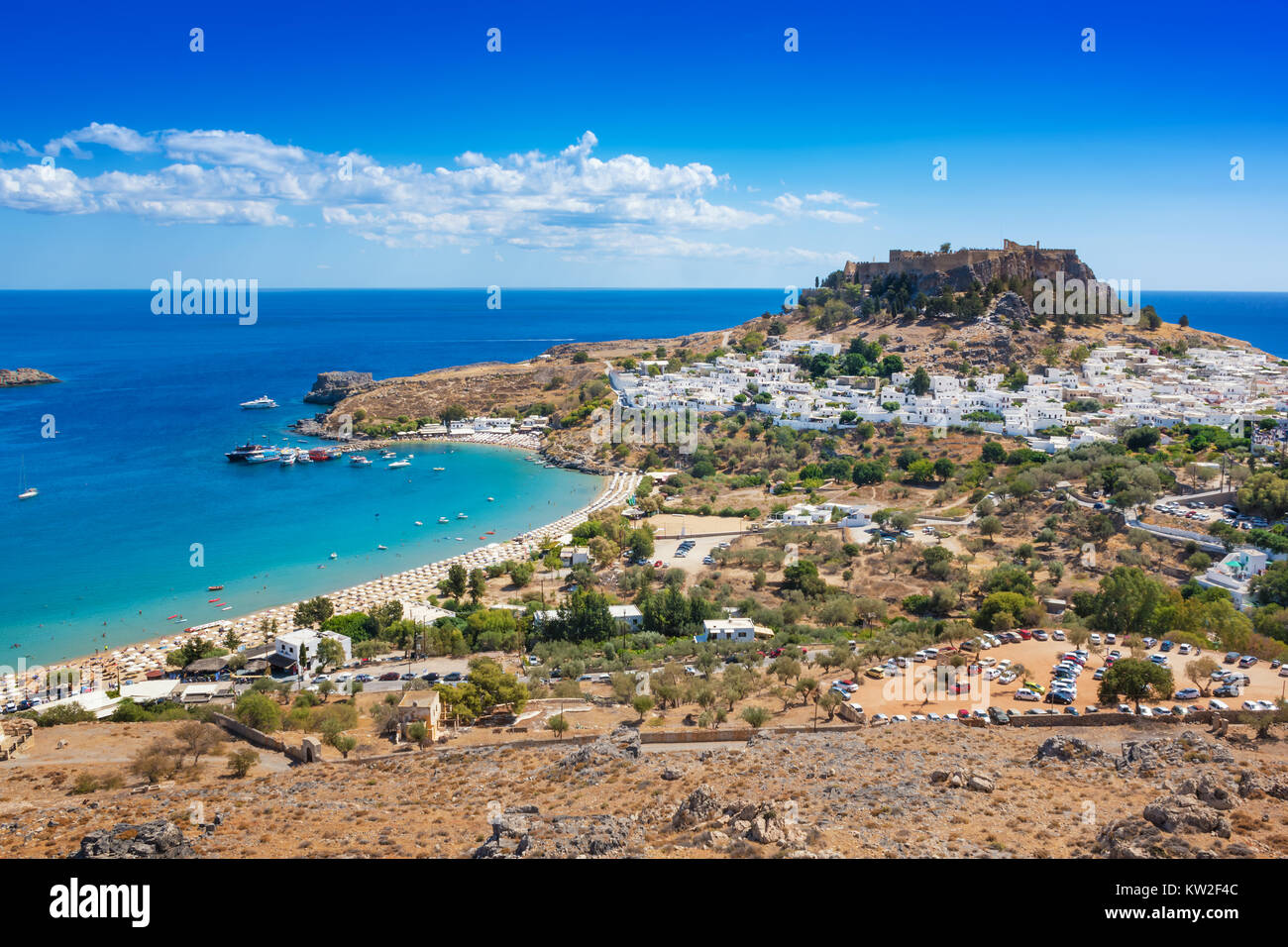 Vue sur le village, la baie et l'Acropole de Lindos (Rhodes, Grèce) Banque D'Images