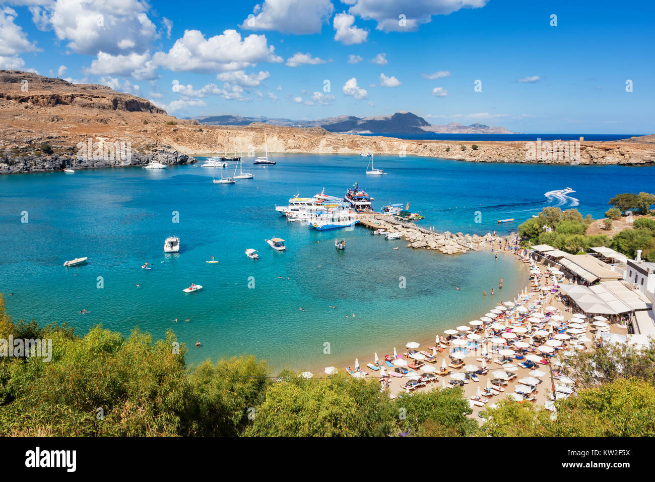 Vue sur plage de sable fin dans la baie de Lindos (Rhodes, Grèce) Banque D'Images