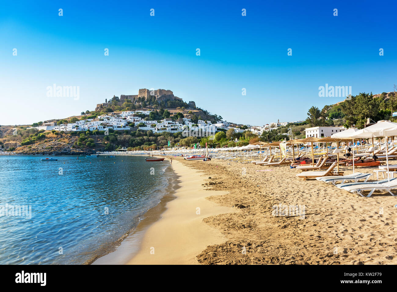 Vue sur plage de sable fin dans la baie de Lindos, Acropole en arrière-plan (Rhodes, Grèce) Banque D'Images