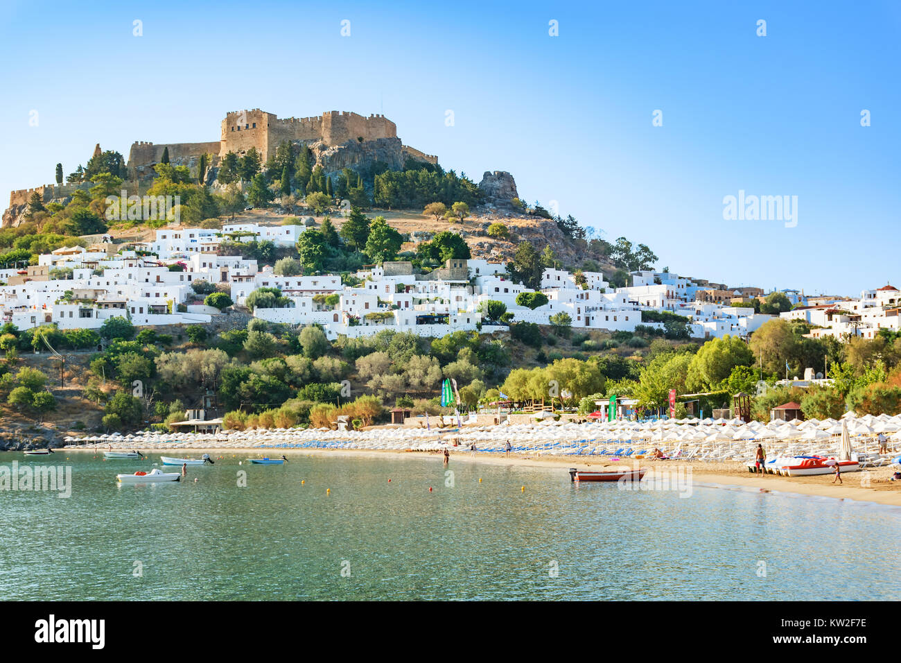Vue sur plage de sable fin dans la baie de Lindos, Acropole en arrière-plan (Rhodes, Grèce) Banque D'Images