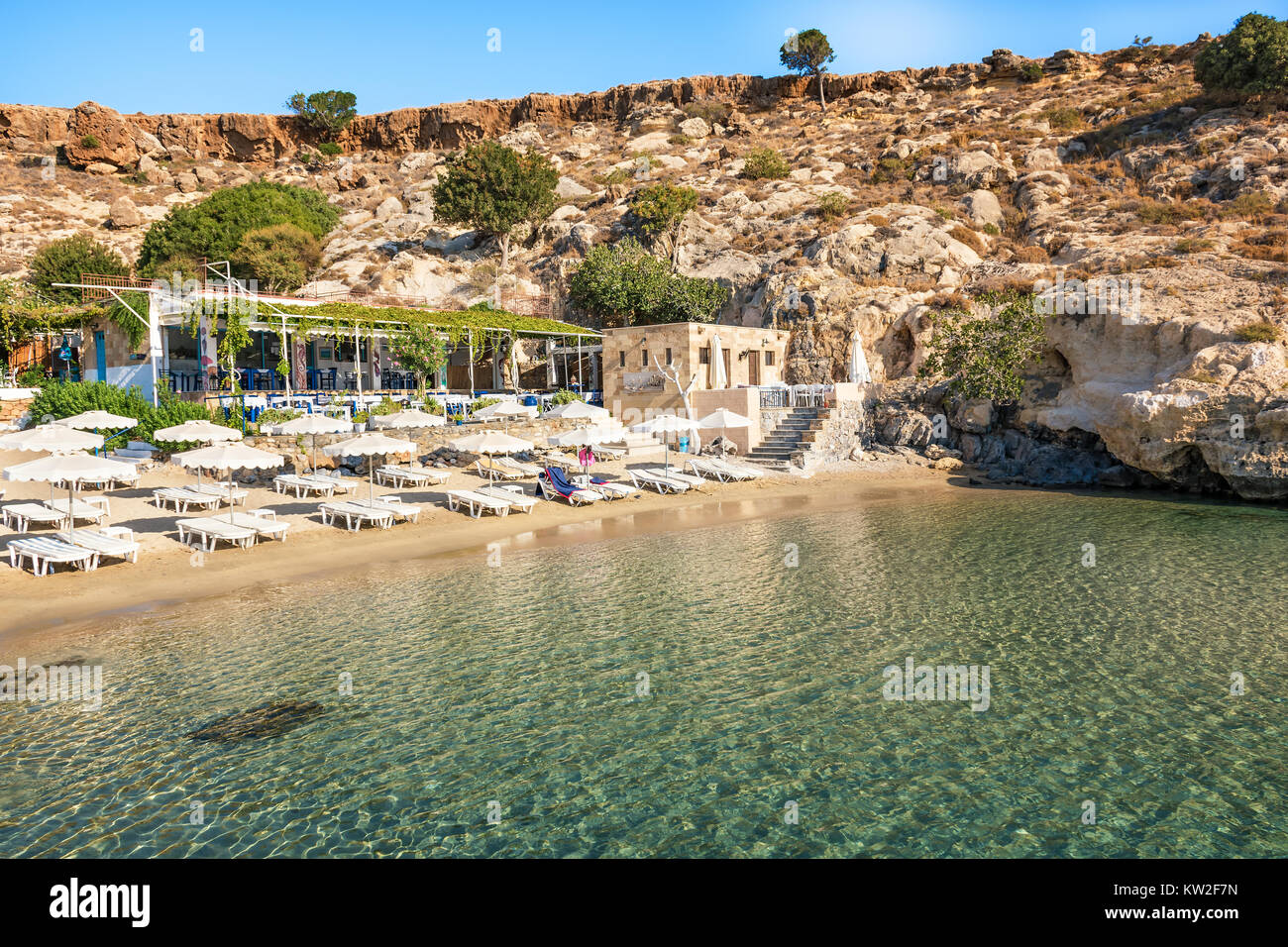 Vue sur plage de sable fin dans la baie de Lindos (Rhodes, Grèce) Banque D'Images