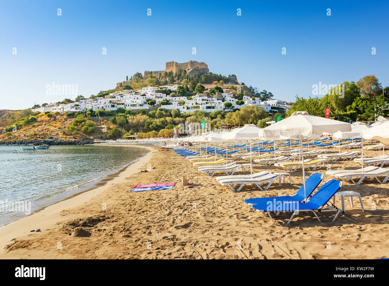Vue sur plage de sable fin dans la baie de Lindos, Acropole en arrière-plan (Rhodes, Grèce) Banque D'Images