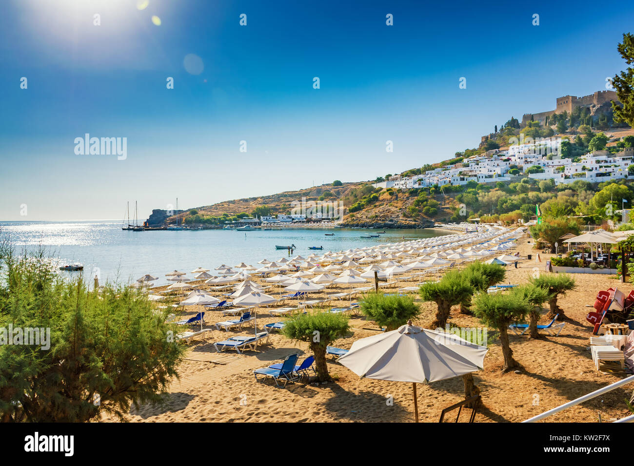 Vue sur plage de sable fin dans la baie de Lindos, Acropole en arrière-plan (Rhodes, Grèce) Banque D'Images