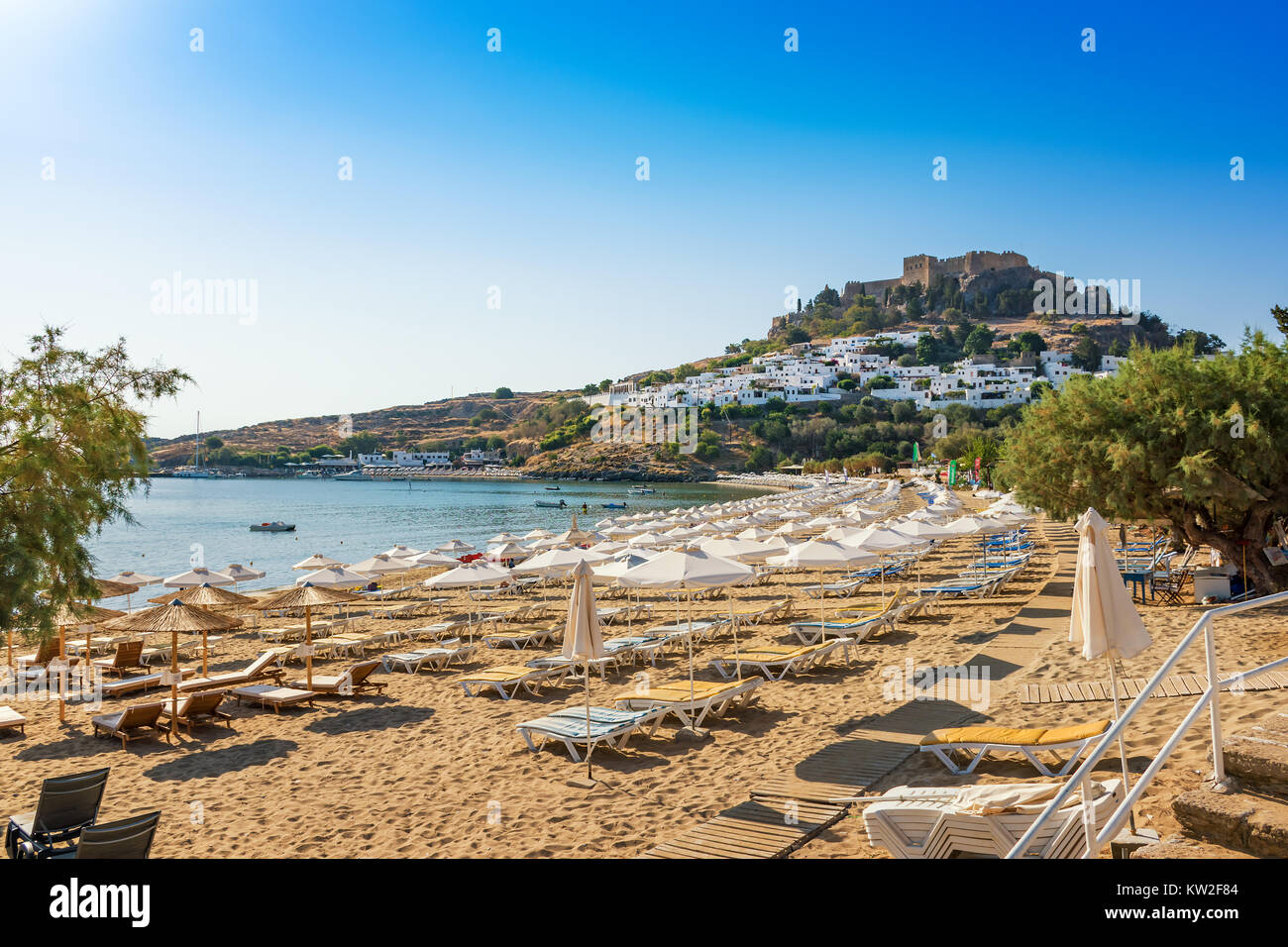 Vue sur plage de sable fin dans la baie de Lindos, Acropole en arrière-plan (Rhodes, Grèce) Banque D'Images