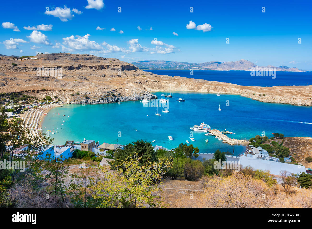 Vue sur plage de sable fin dans la baie de Lindos (Rhodes, Grèce) Banque D'Images