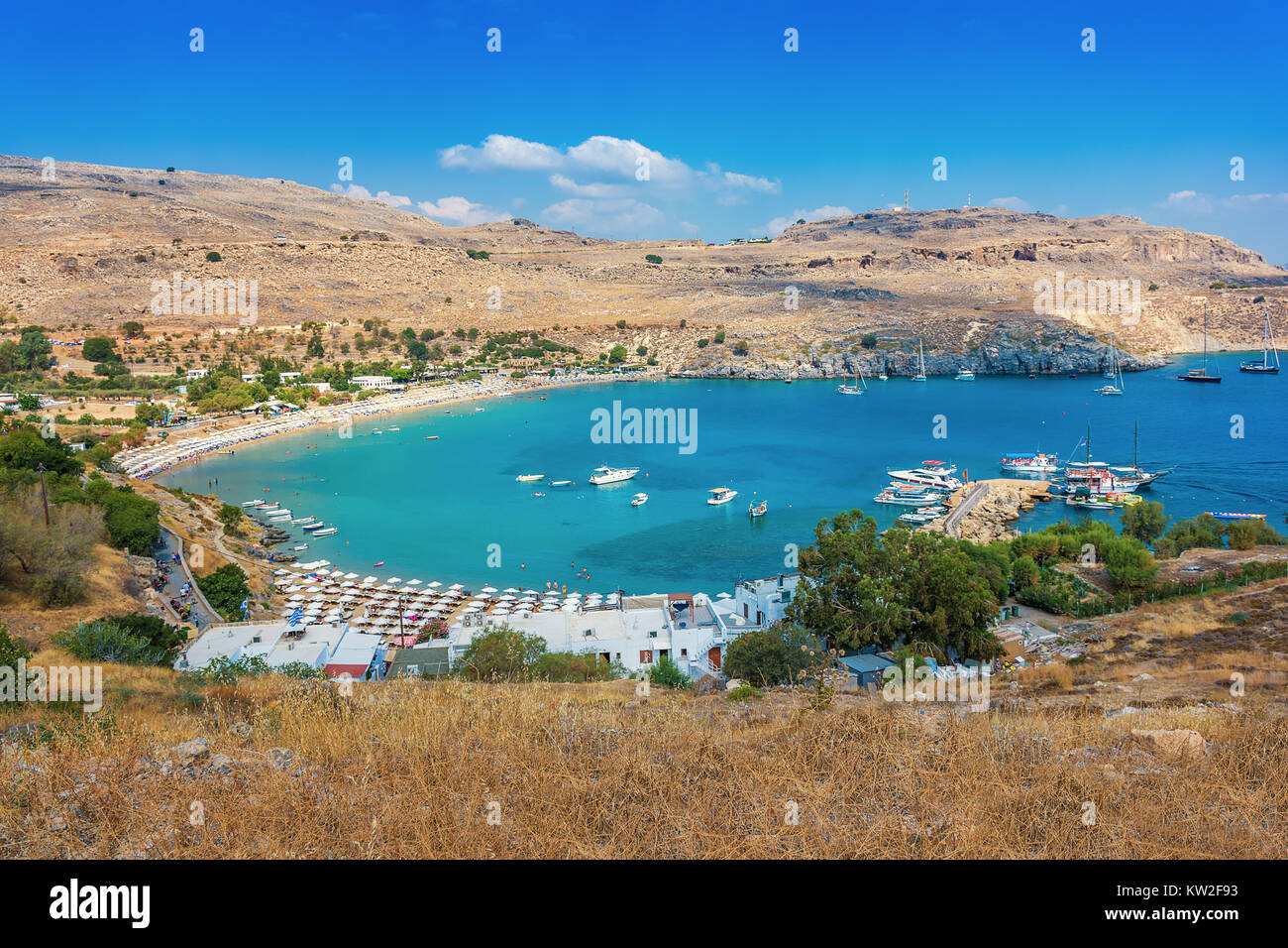 Vue sur plage de sable fin dans la baie de Lindos (Rhodes, Grèce) Banque D'Images