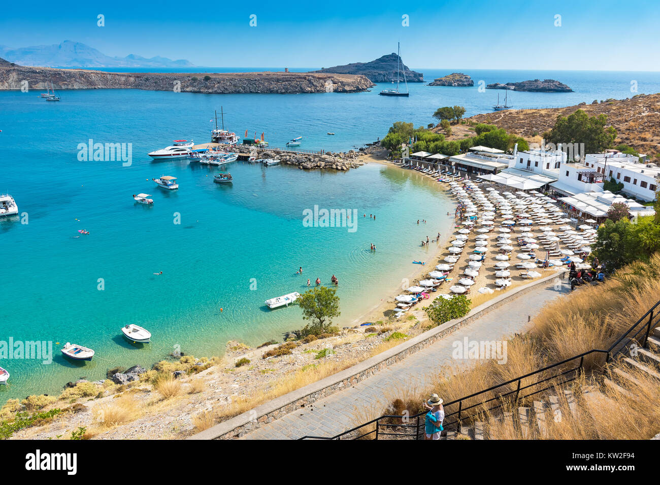 Vue sur plage de sable fin dans la baie de Lindos (Rhodes, Grèce) Banque D'Images