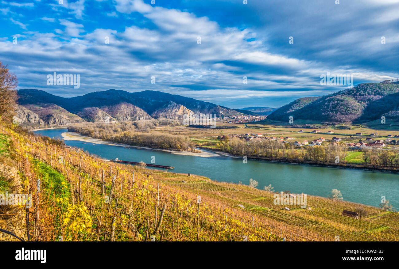 Classic vue panoramique de belle vallée de la Wachau avec célèbre Danube et la ville de Durnstein en belle lumière du soir au coucher du soleil d'or dans su Banque D'Images