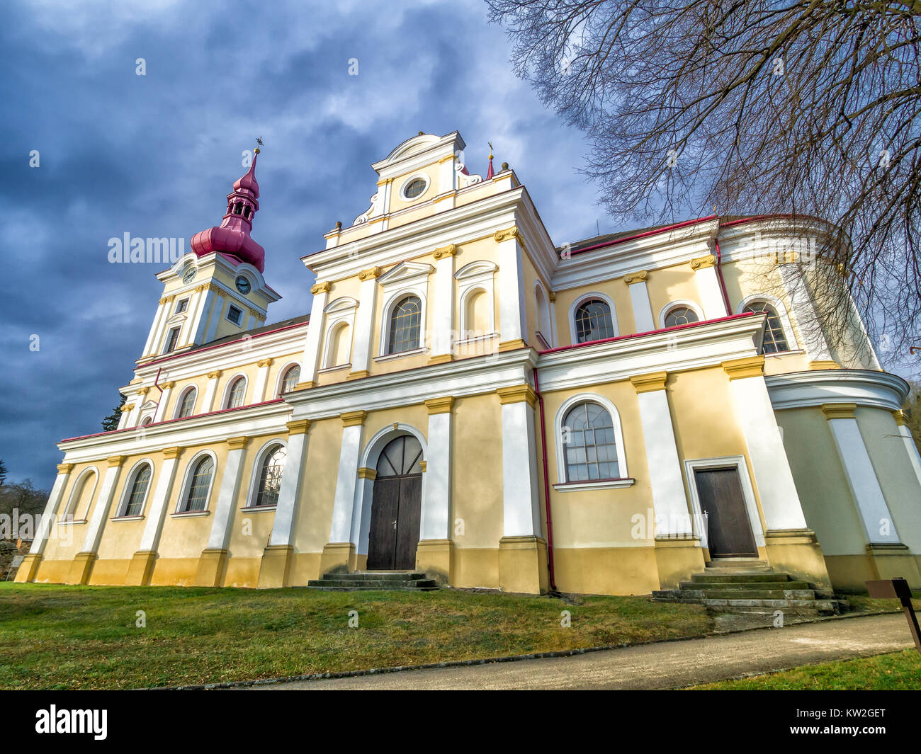 Eglise de Saint Benoît dans le village Pustimer, Moravie en République Tchèque Banque D'Images