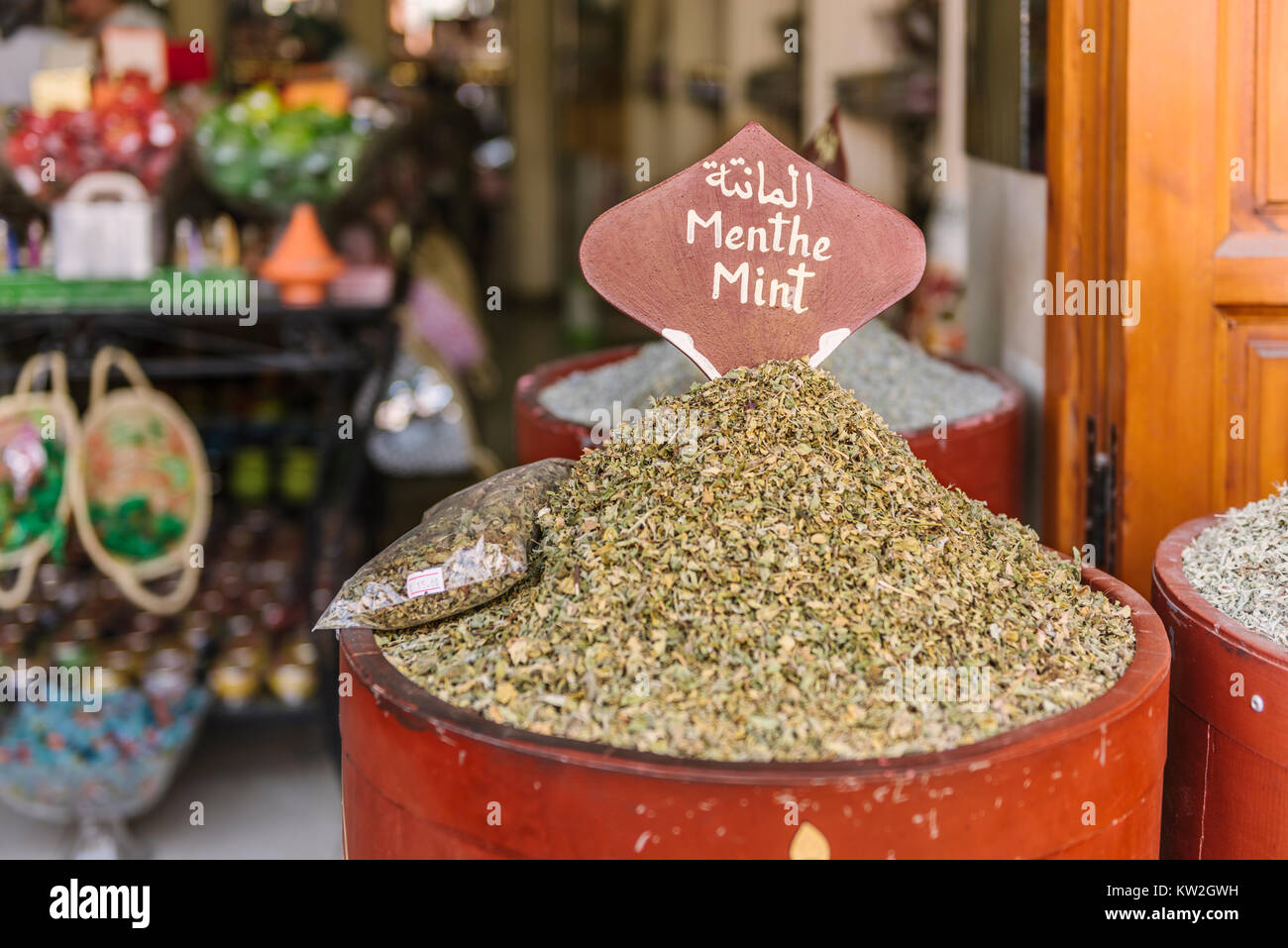 Feuilles de menthe séchées au marché aux épices à Marrakech Banque D'Images