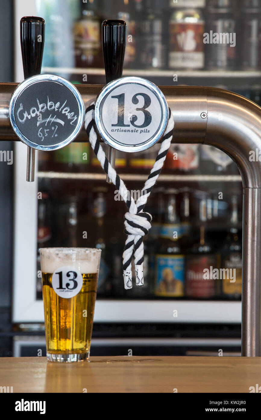 Corde de pendu, symbole de la ville de Gand et robinet en verre avec de la bière Pilsner pilsener / 13 / pils, bière belge de Gand, Flandre orientale, Belgique Banque D'Images