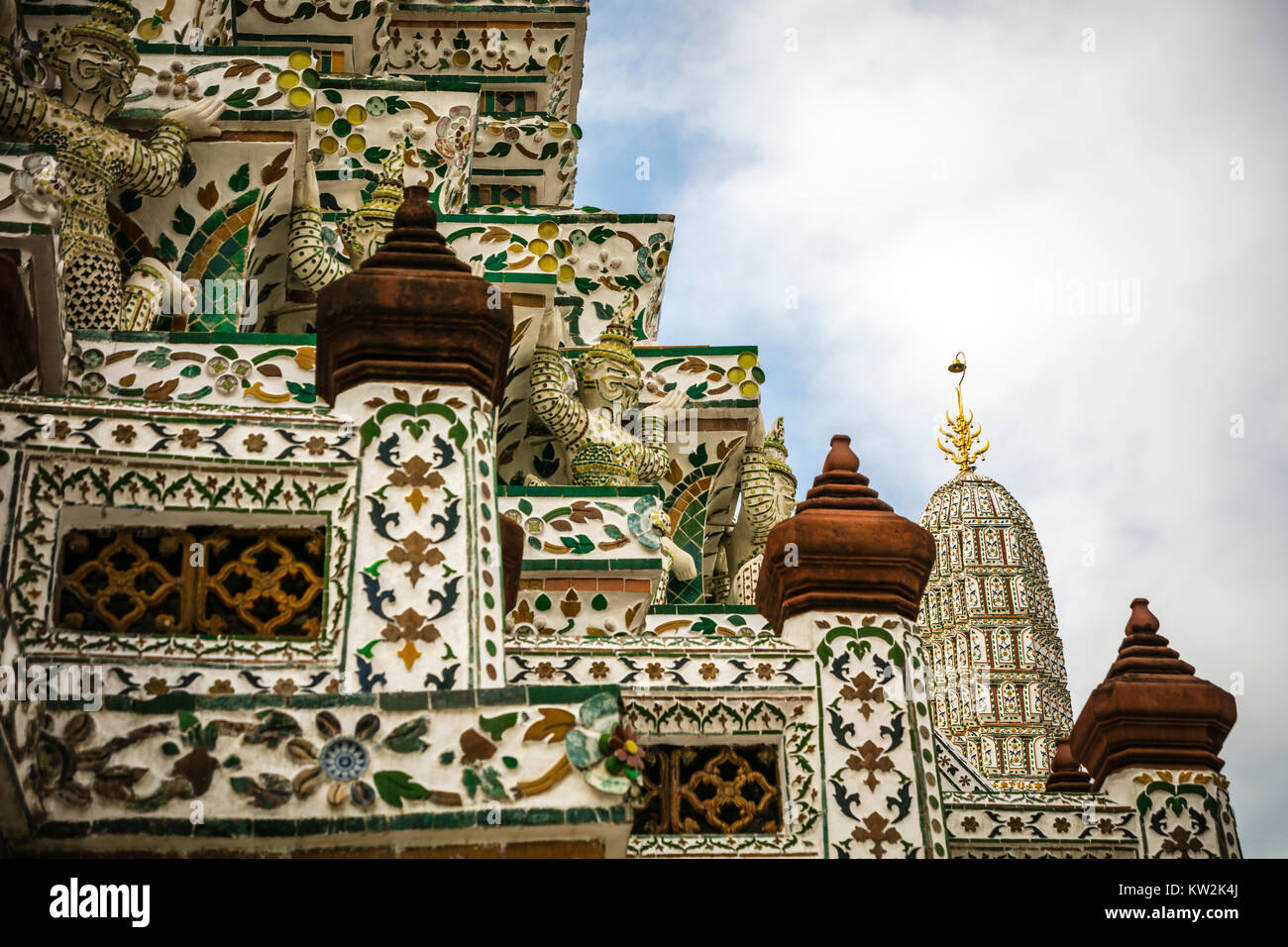 Détail de statues, Wat Arun, Temple de l'aube, Bangkok, Thaïlande. Banque D'Images