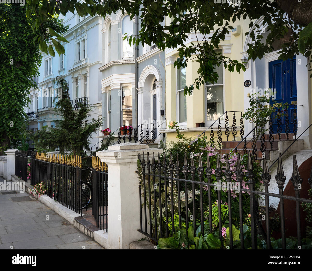 Maisons colorées sur Elgin Crescent, Notting Hill à Londres en été Banque D'Images