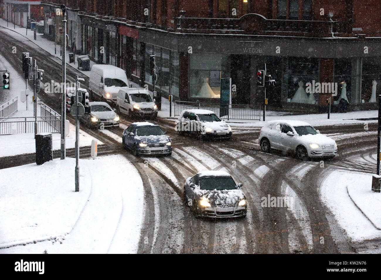Voitures couvertes de neige dans la région de Charing Cross, Glasgow, après la Grande-Bretagne a vu l'une des nuits les plus froides de l'année avec des températures à la baisse pour atteindre moins 12.3C à Loch Glascarnoch dans les Highlands écossais. Banque D'Images