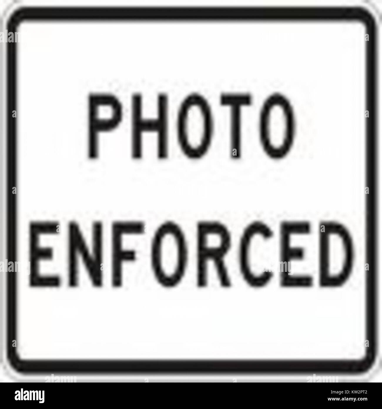 Un panneau de signalisation « photo Enforcement » indique qu'une intersection est surveillée par des caméras pour faire respecter le code de la route et améliorer la sécurité routière. Banque D'Images