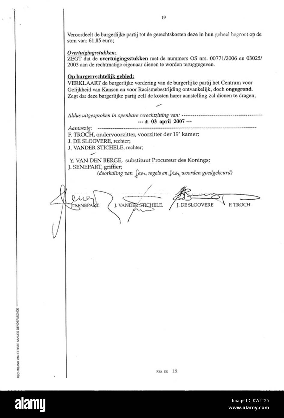 Cette page du document de la Cour de Dendermonde se rapporte à une décision sur une affaire impliquant des allégations de racisme et de négation de l'Holocauste. Il reflète les efforts juridiques en cours pour lutter contre les discours de haine et le révisionnisme historique en Belgique. Banque D'Images Cette page du document de la Cour de Dendermonde se rapporte à une décision sur une affaire impliquant des allégations de racisme et de négation de l'Holocauste. Il reflète les efforts juridiques en cours pour lutter contre les discours de haine et le révisionnisme historique en Belgique. Banque D'Images
