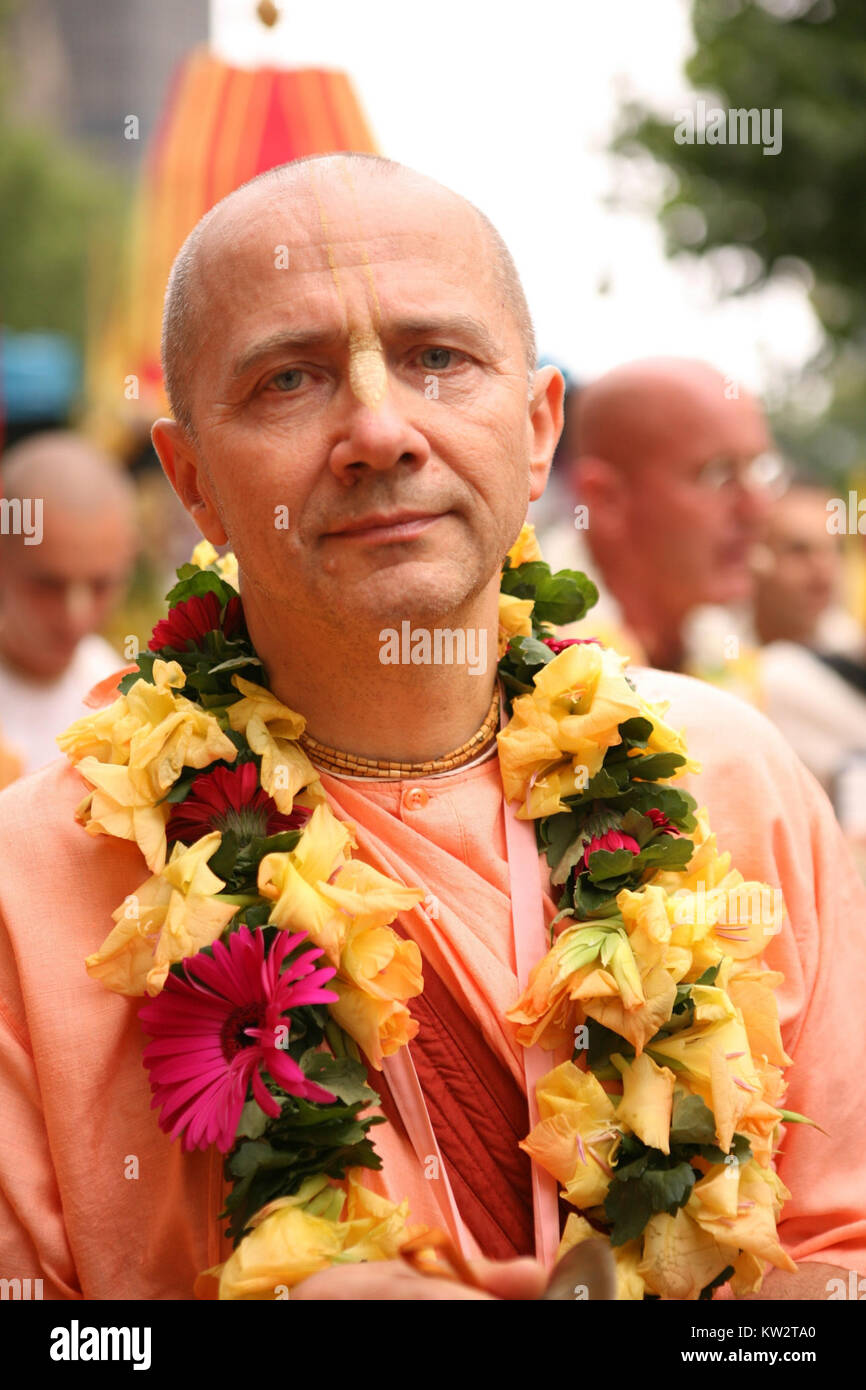 Bhakti Bhusana Swami, figure éminente de la Société internationale pour la conscience de Krishna (ISKCON), a participé au festival Ratha Yatra de Berlin en 2007. Le festival comportait une procession traditionnelle et l'observance religieuse. Banque D'Images Bhakti Bhusana Swami, figure éminente de la Société internationale pour la conscience de Krishna (ISKCON), a participé au festival Ratha Yatra de Berlin en 2007. Le festival comportait une procession traditionnelle et l'observance religieuse. Banque D'Images