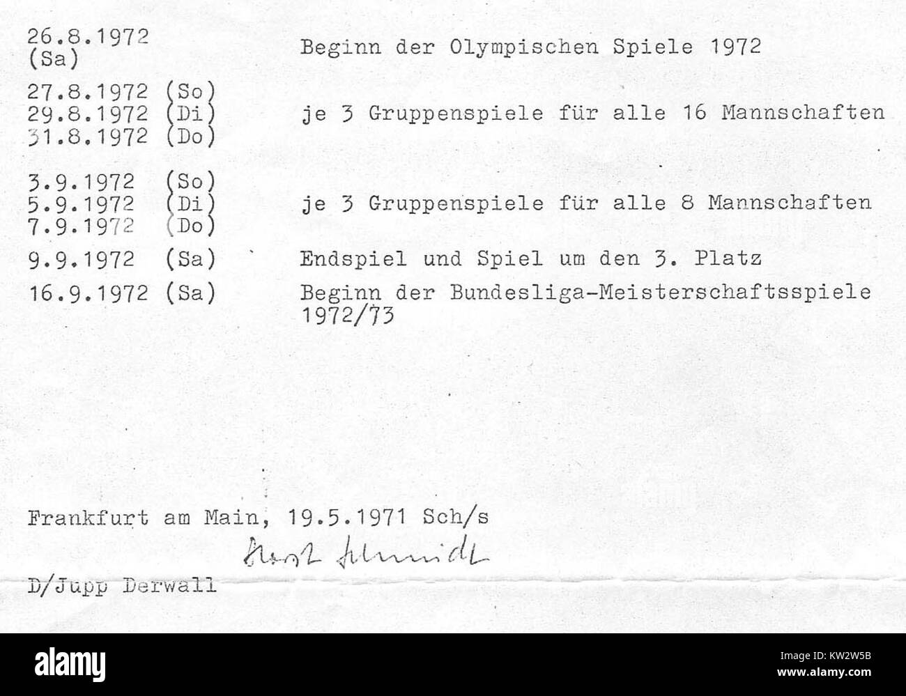 L'Olympia Spielprogramm était le programme des journées de match du Championnat d'Allemagne de football 1972, avec des détails clés sur les équipes, les joueurs et les événements de match. Cette édition particulière est associée à la Fédération allemande de football (DFB) et capture la culture du football pendant cette période. Banque D'Images