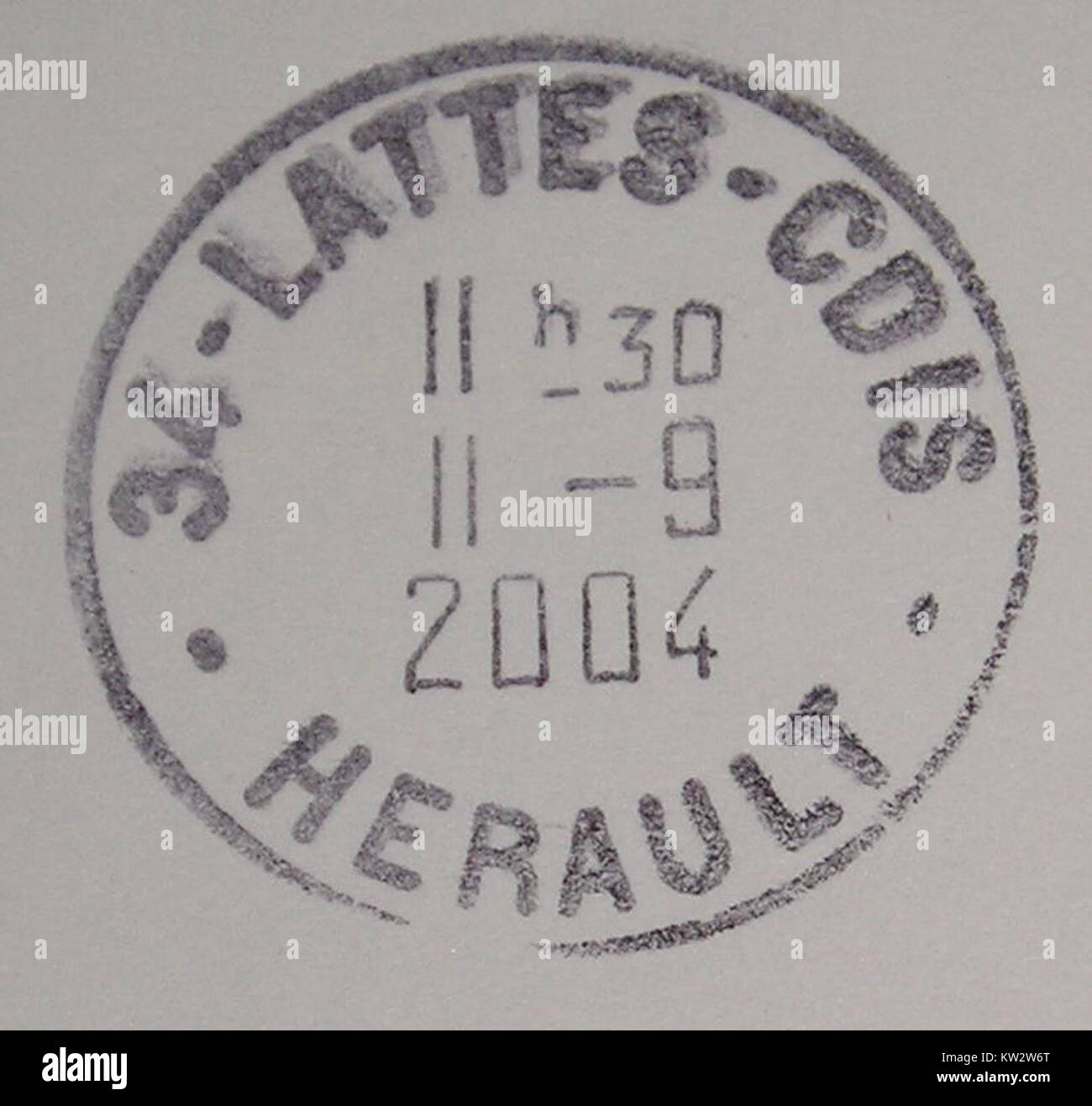 Cette image représente un timbre d'oblitération circulaire sans marque d'affranchissement, couramment utilisé dans les services postaux pour marquer des envois qui ne sont plus en circulation ou qui ont été officiellement oblitérés. Ces timbres sont importants pour les philatélistes car ils donnent un aperçu de l'histoire postale et des pratiques d'annulation. Banque D'Images