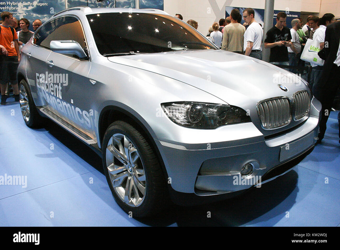 La BMW X6 Hybrid est un véhicule hybride de luxe connu pour sa combinaison de hautes performances et de durabilité environnementale. Il offre une alternative efficace et écologique aux véhicules traditionnels tout en conservant le style caractéristique de BMW. Banque D'Images