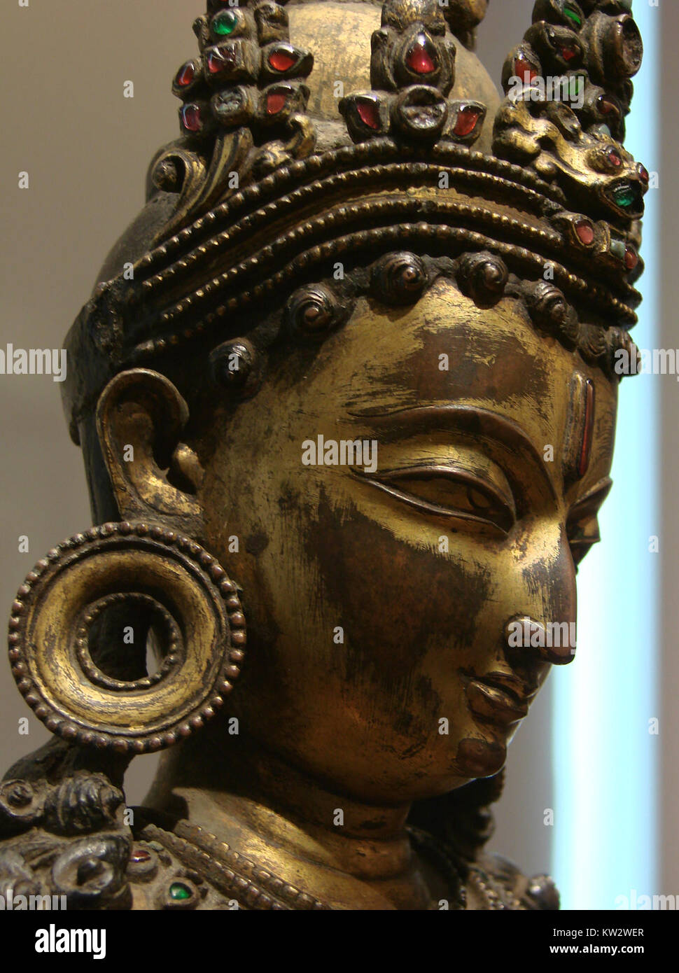 La statue du Bodhisattva, conservée au Musée Guimet à Paris, est une pièce importante du bouddhisme Originaire du Népal, la sculpture représente un Bodhisattva, un être éclairé dans la tradition bouddhiste. Banque D'Images