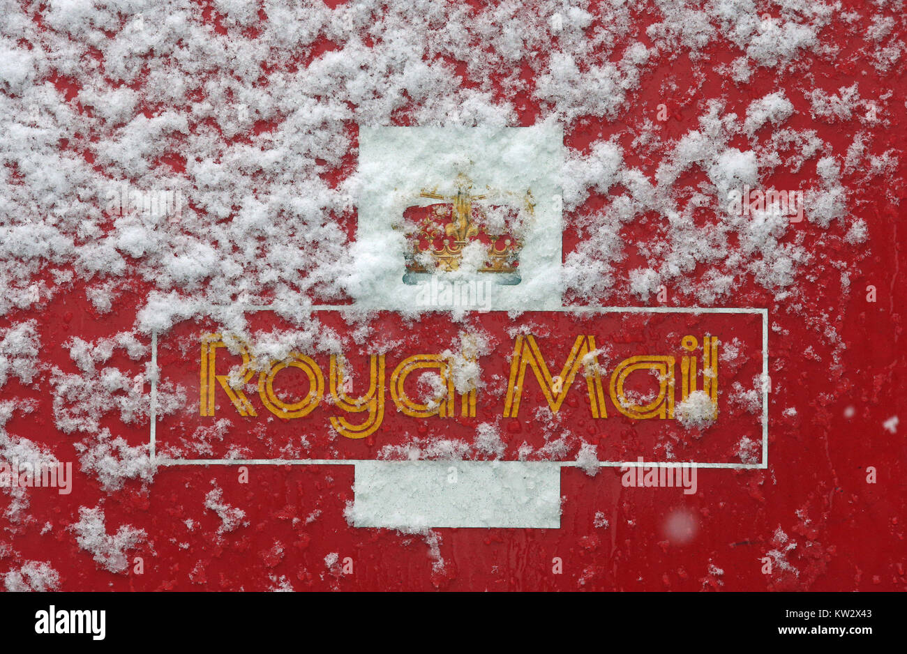 Neige sur un Royal Mail van à Glasgow, que la Grande-Bretagne a vu l'une des nuits les plus froides de l'année avec des températures à la baisse pour atteindre moins 12.3C à Loch Glascarnoch dans les Highlands écossais. Banque D'Images