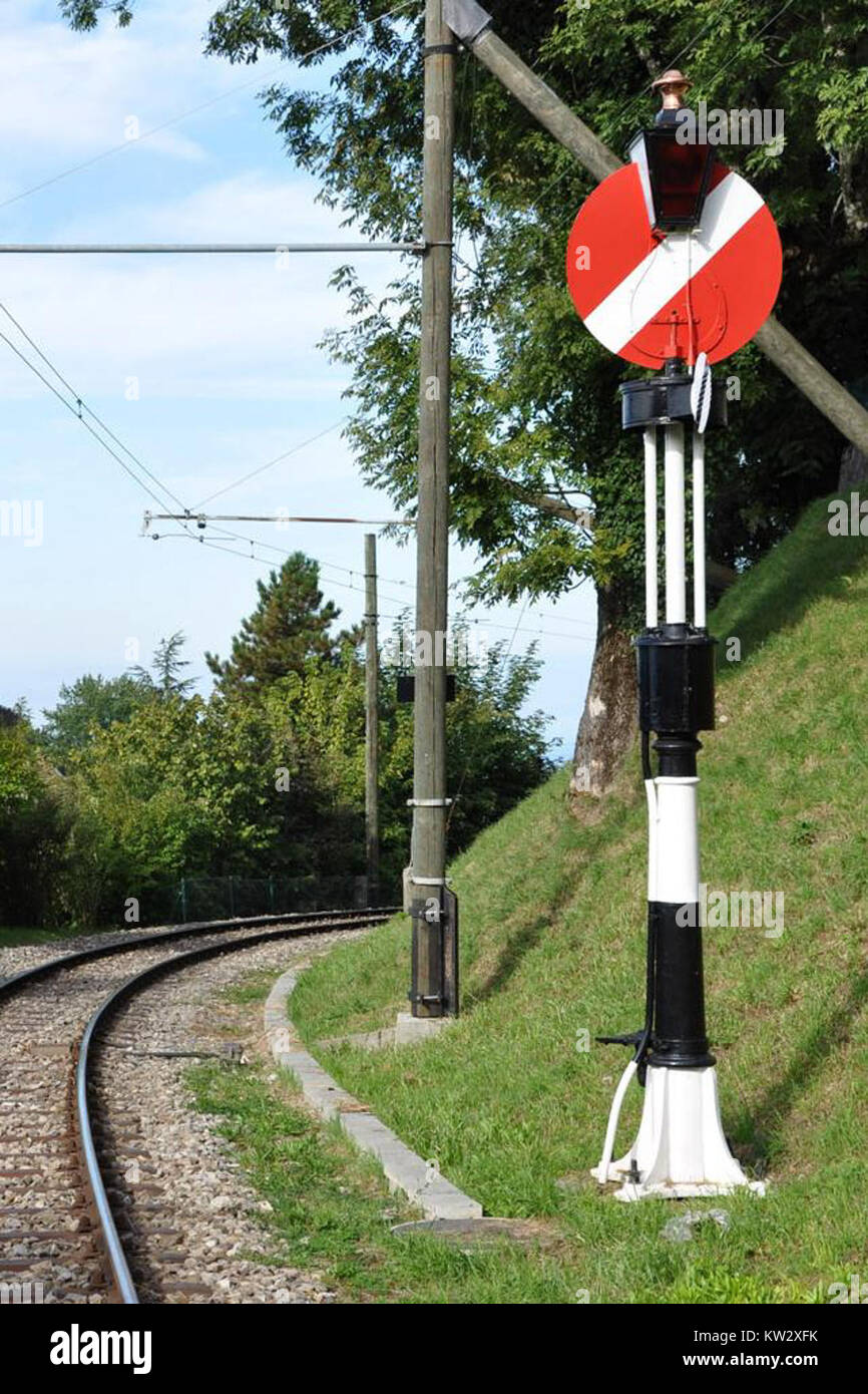 Le chemin de fer Blonay-Chamby est un chemin de fer patrimonial situé en Suisse, exploitant des locomotives à vapeur et des voitures anciennes. Le *Hippsche Wendescheibe* fait référence à un type historique de plateau tournant utilisé pour tourner les trains sur les voies. Banque D'Images