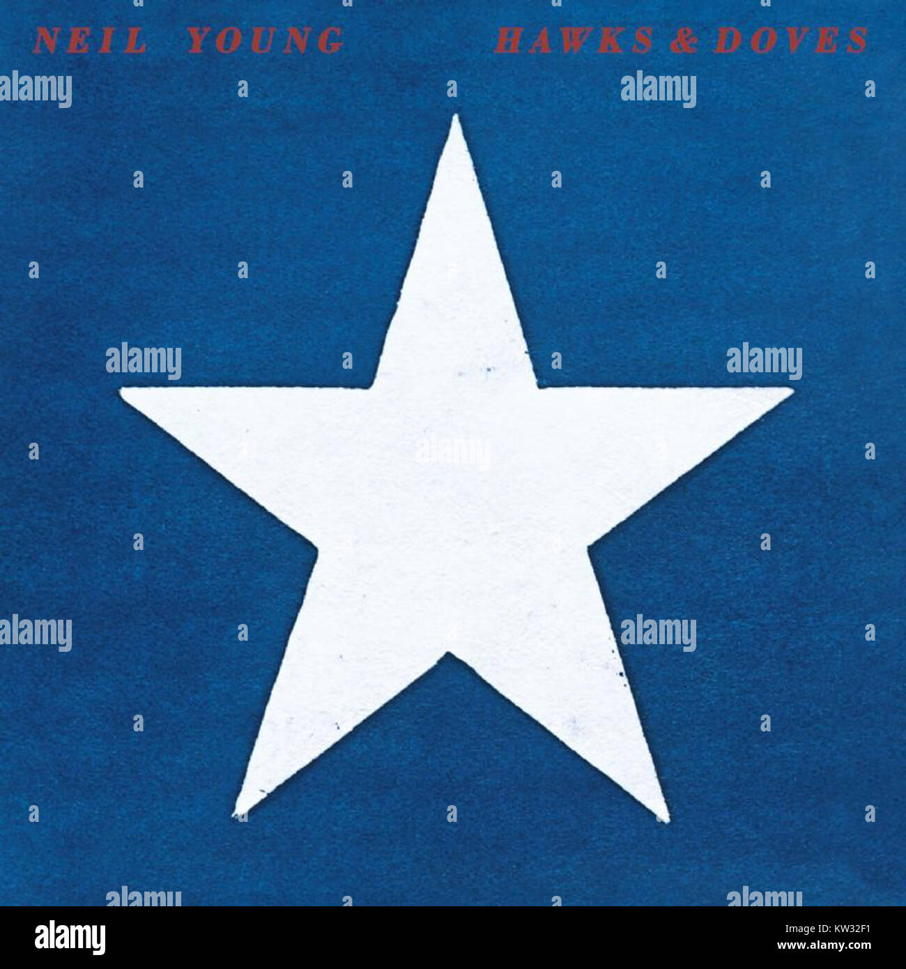 La couverture de l'album de Neil Young *Hawks & Doves* reflète les thèmes de réflexion personnelle et de commentaires sociaux de l'album, marquant un point important dans la carrière de l'artiste. Banque D'Images