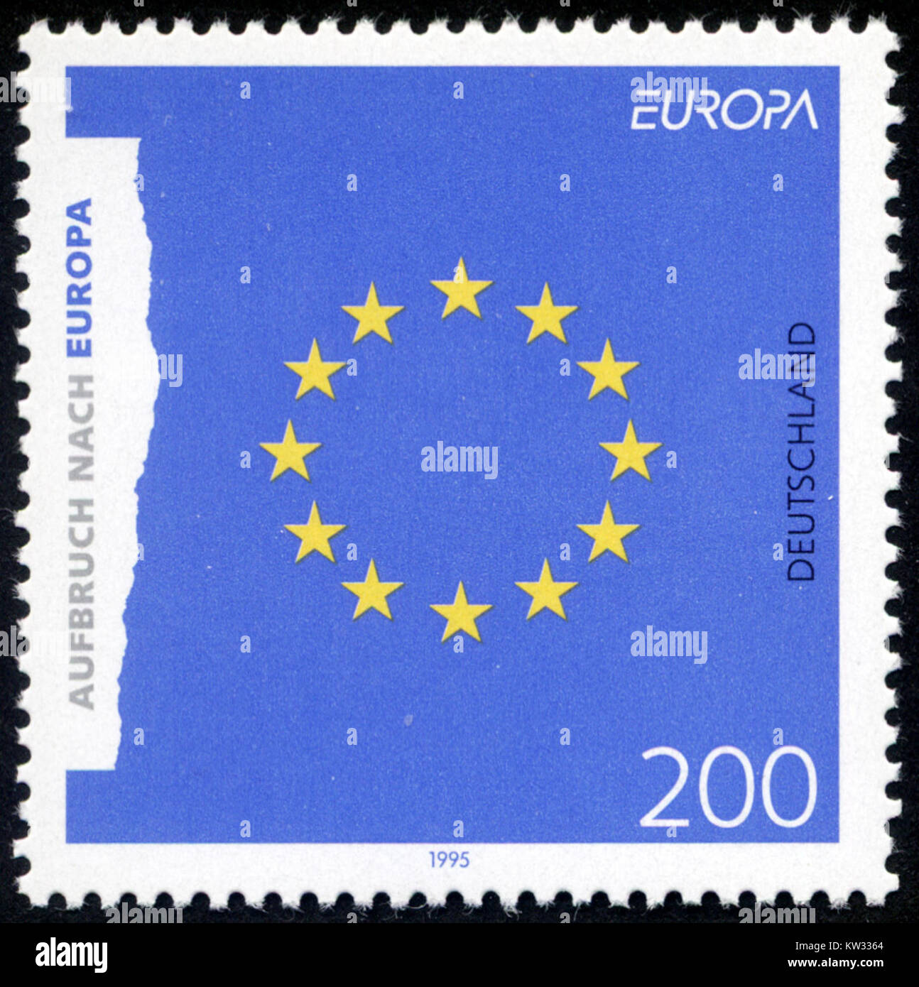 Ce timbre d'Allemagne, émis en 1995, représente l'Europafahne (drapeau européen) dans le cadre de sa dédicace à l'unité et à l'identité européennes. Le timbre est un symbole de la cohésion culturelle et politique de l'UE. Banque D'Images