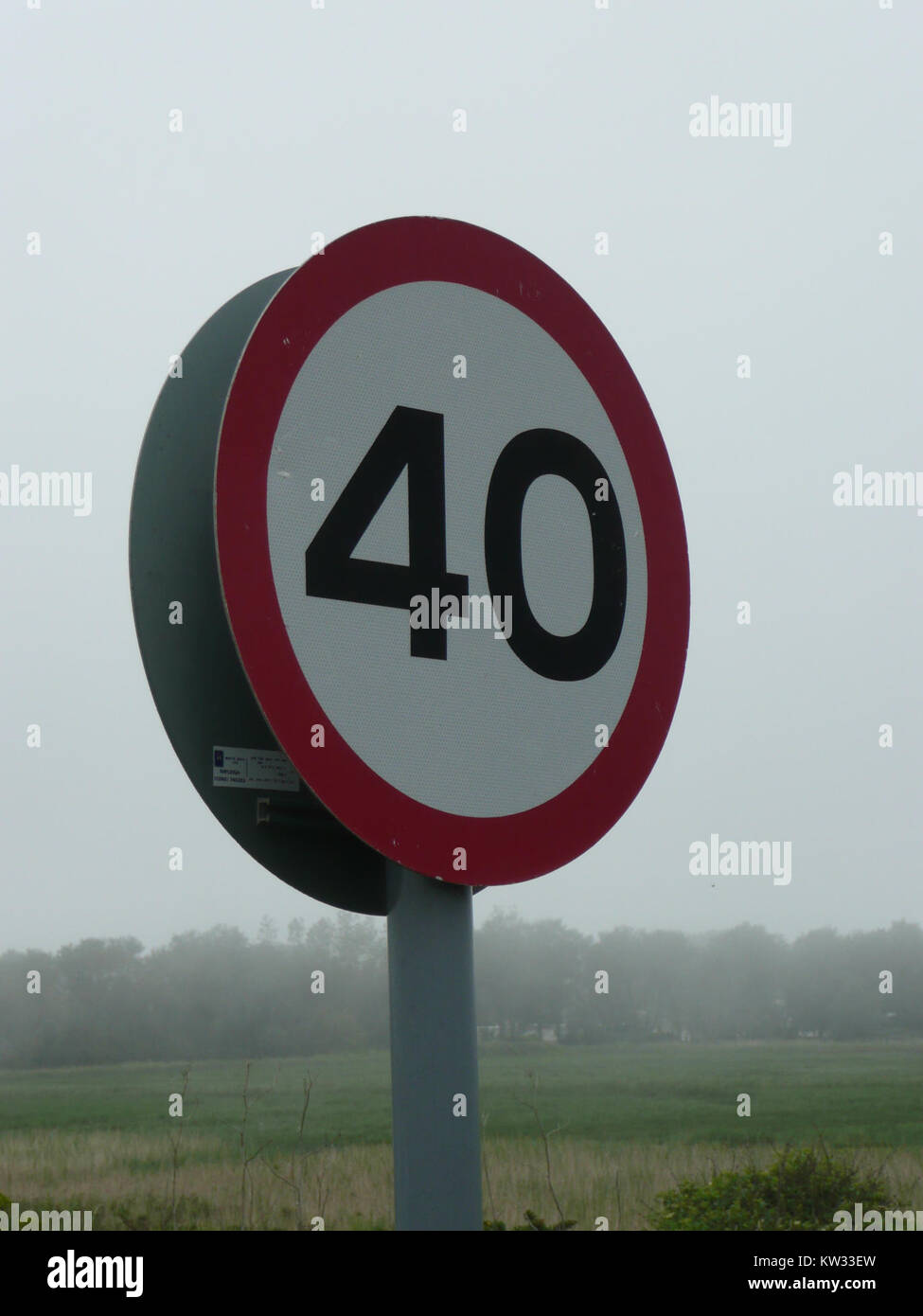 Cette image montre un panneau de signalisation indiquant une limite de vitesse de 40 km/h au Royaume-Uni. Le panneau est une partie standard de la réglementation de la circulation au Royaume-Uni, assurant la sécurité routière et la fluidité de la circulation sur diverses routes et autoroutes. Banque D'Images