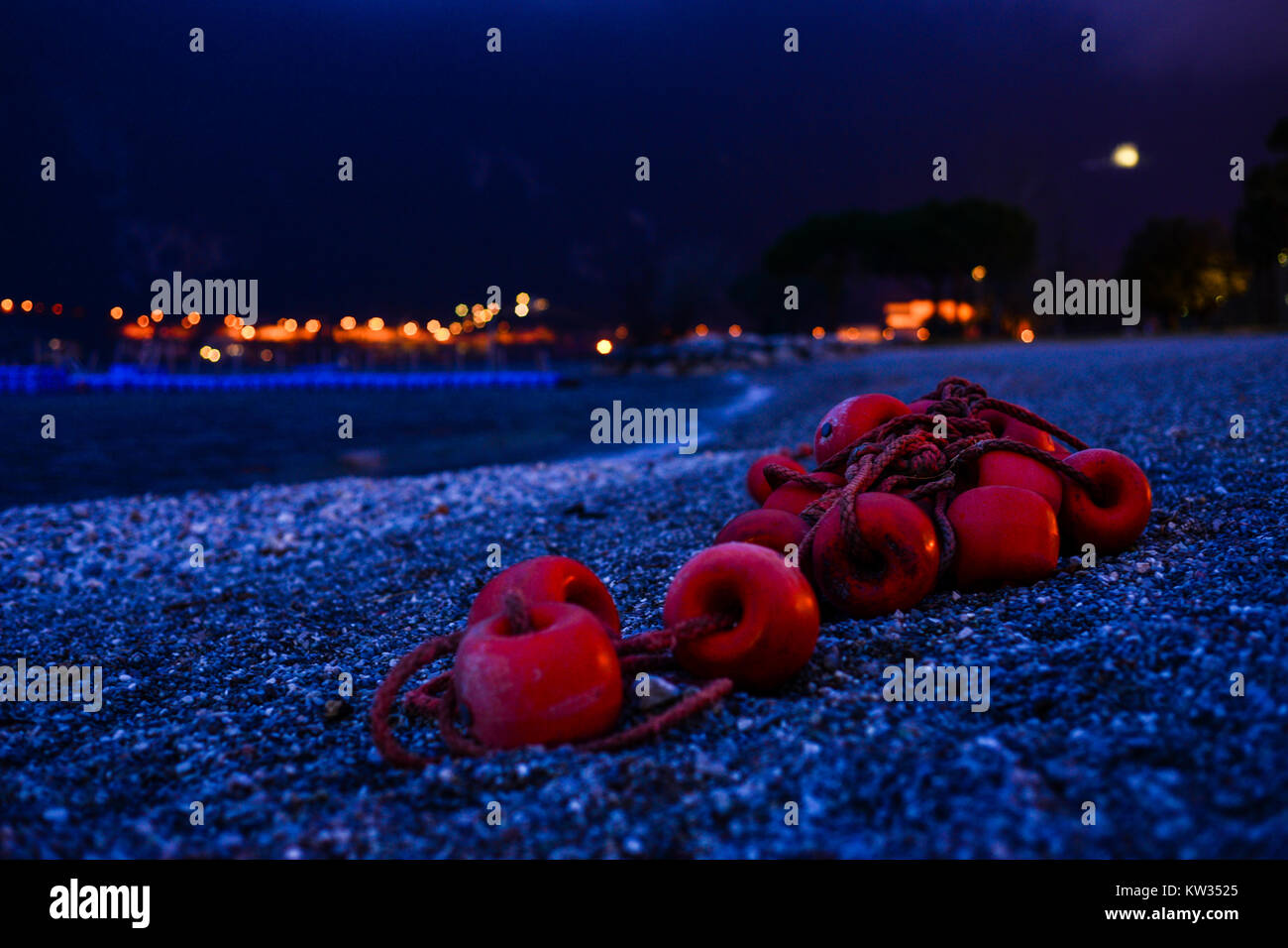 Sur la plage de bouées Riva del Garda - Italie Banque D'Images