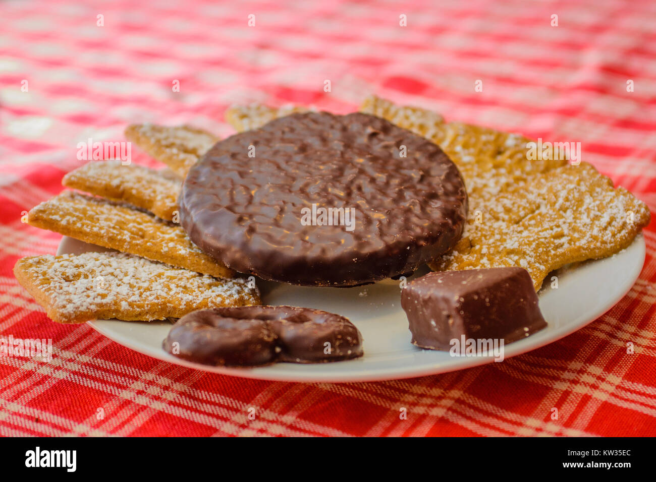 Les Cookies de Noël allemand sur la plaque Banque D'Images