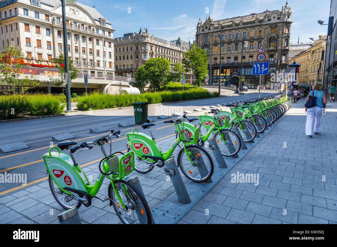 Des vélos de location de ligne verte pour voitures sont alignées en racks  paye contre les bâtiments historiques à Pest, Budapest, capitale de la  Hongrie, de l'Europe centrale Photo Stock - Alamy