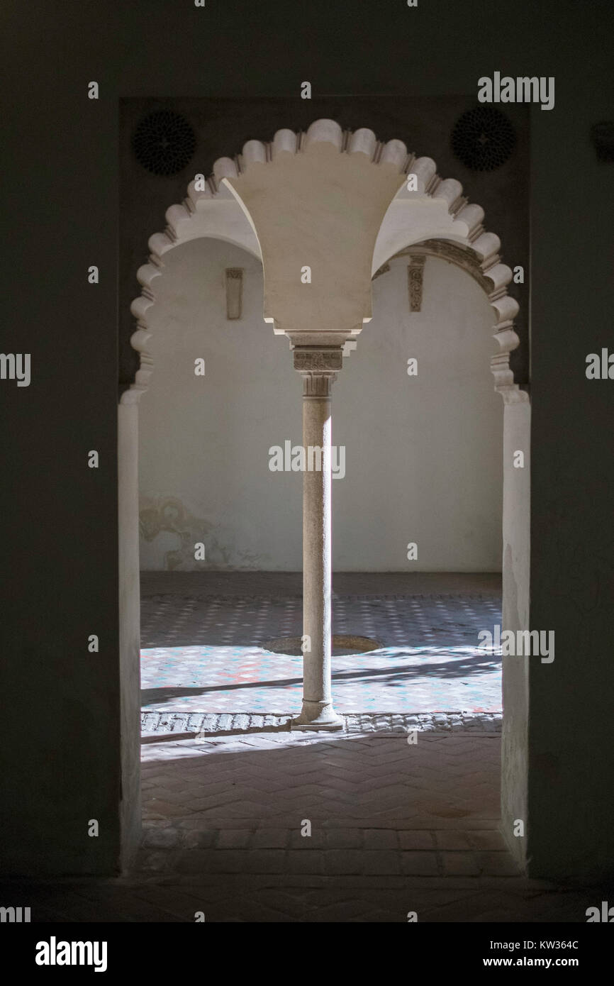 Arches mauresques dans l'Alcazaba, Malaga, Espagne. Banque D'Images