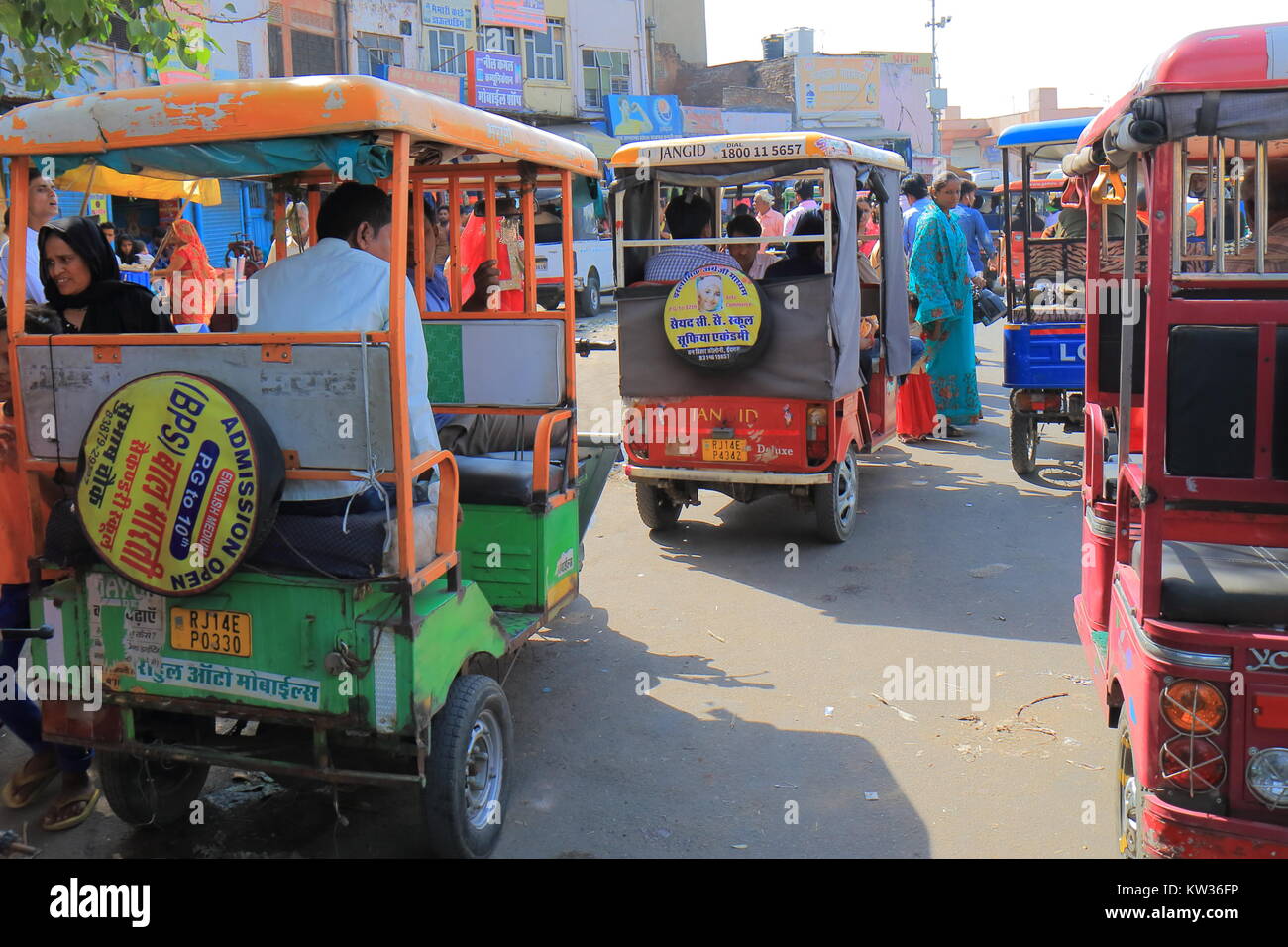 Les motos taxis tuk tuk se passengersin le centre-ville de Jaipur en Inde. Banque D'Images