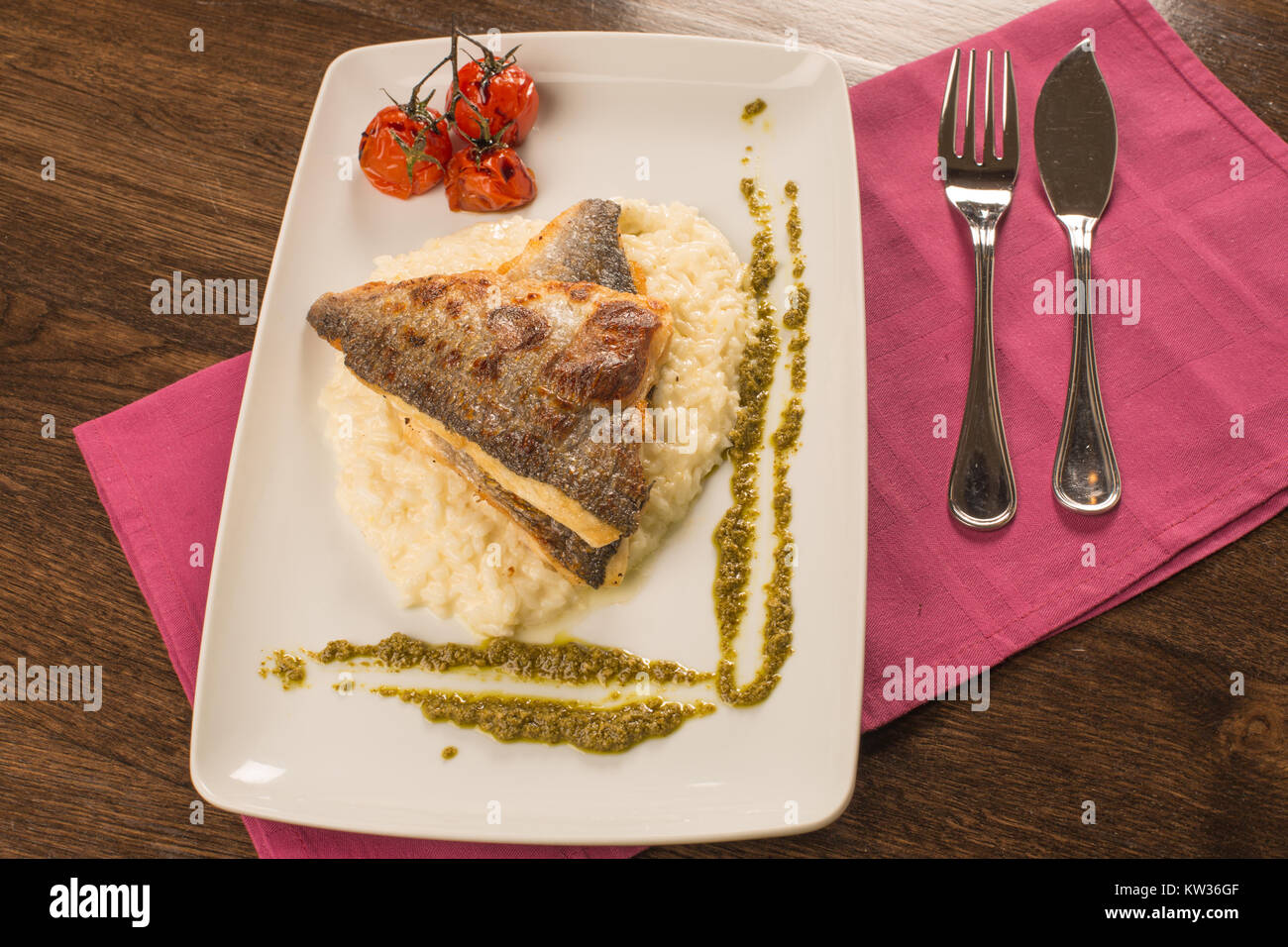 Truites grillées avec le risotto, les tomates et pesto Banque D'Images