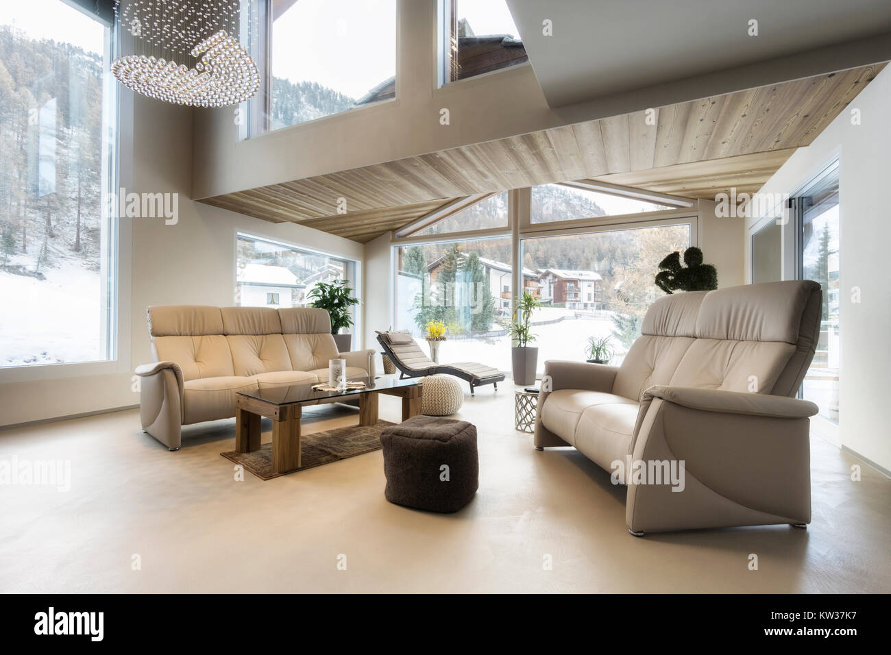Salle de séjour de luxe chambre avec vue sur la montagne dans un design moderne Banque D'Images