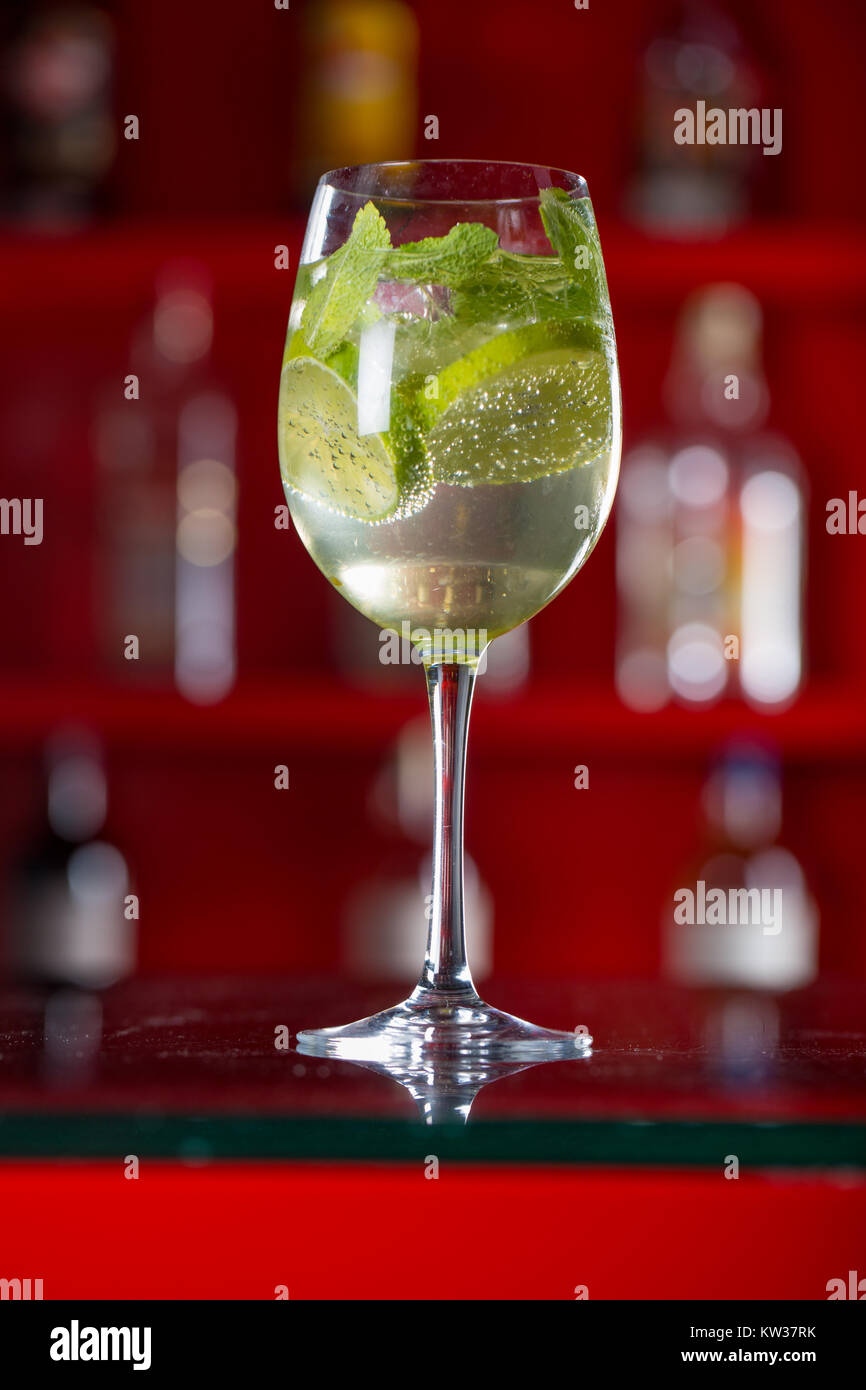 Verre De Cocktail Hugo Sur Un Arrière Plan Avec Un Bar