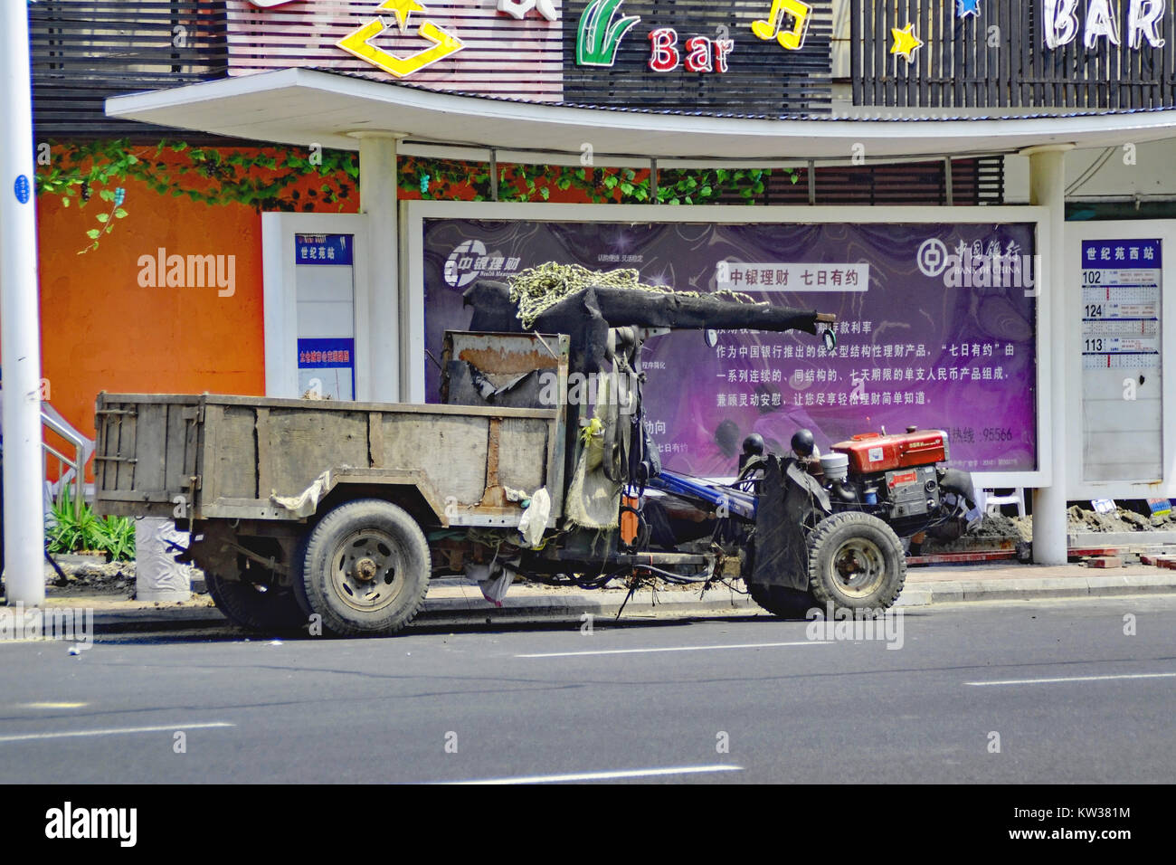 Le tracteur-remorque utilisée par l'ouvrier d'entretien à Taicang, Chine. Banque D'Images
