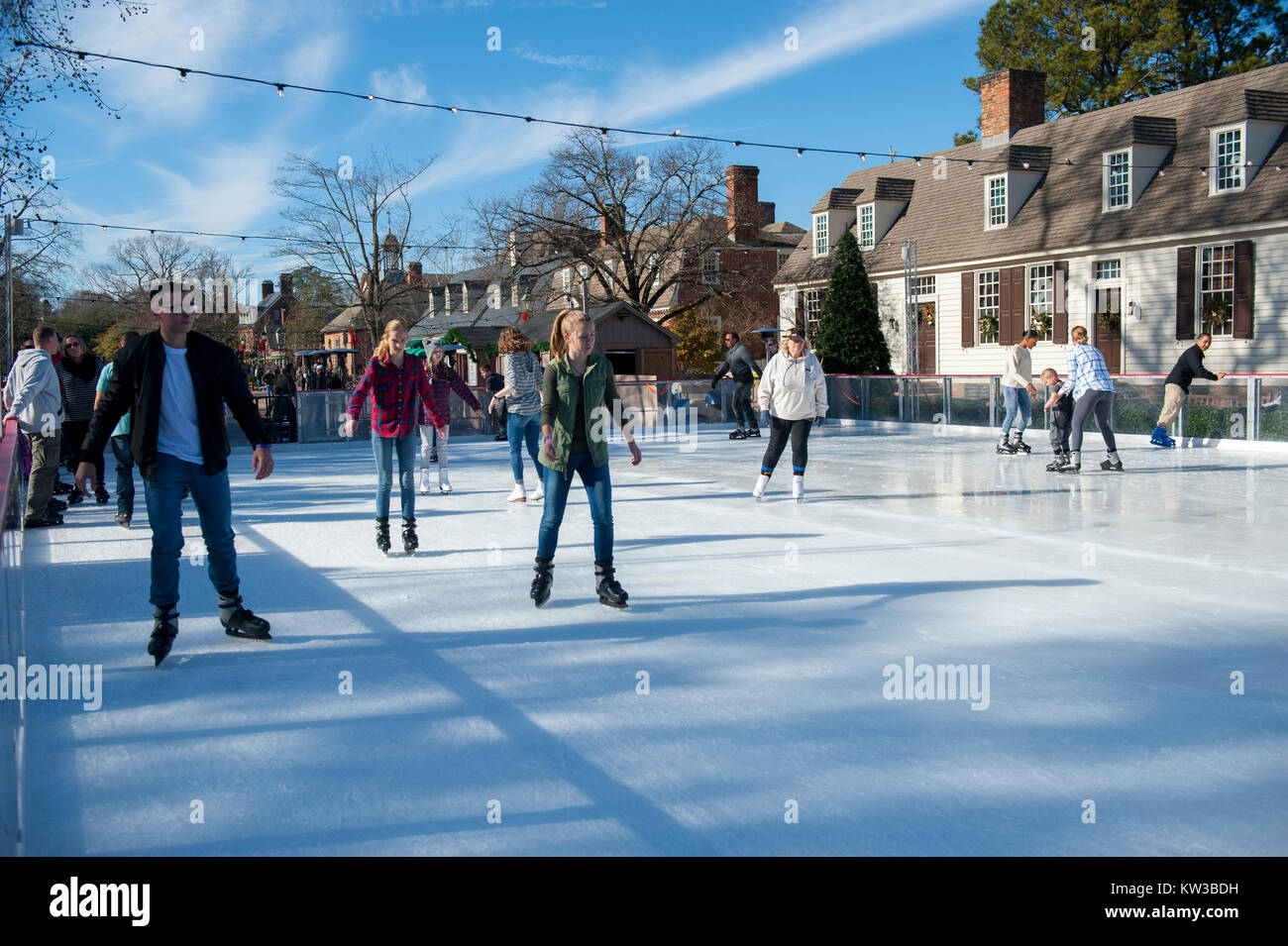 USA Virginia VA Williamsburg Colonial Noël Hiver Patinoire sur une petite patinoire sur le Duc de Gloucester Street pendant la saison de vacances Banque D'Images