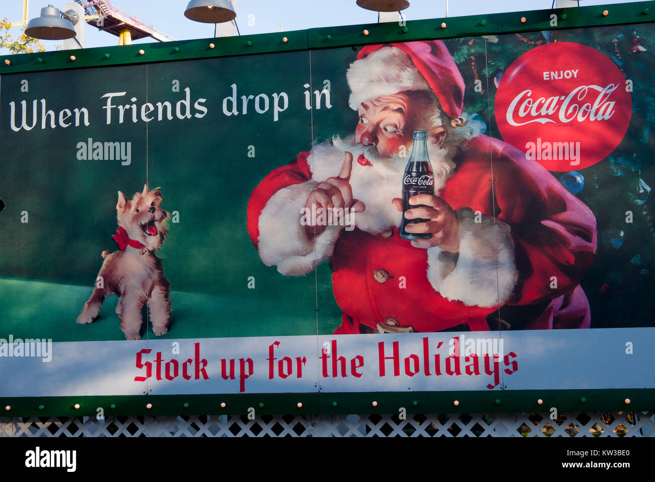 USA Virginia VA Williamsburg vacances de Noël au parc à thème Busch Gardens un style vintage Coca Cola billboard advertisment Banque D'Images