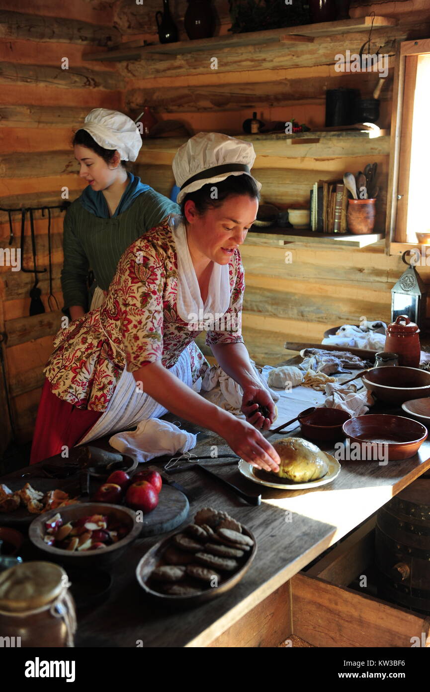 USA Virginia VA Yorktown coloniale deux interprètes historiques préparer un pouding figgy pour repas de vacances d'hiver Banque D'Images